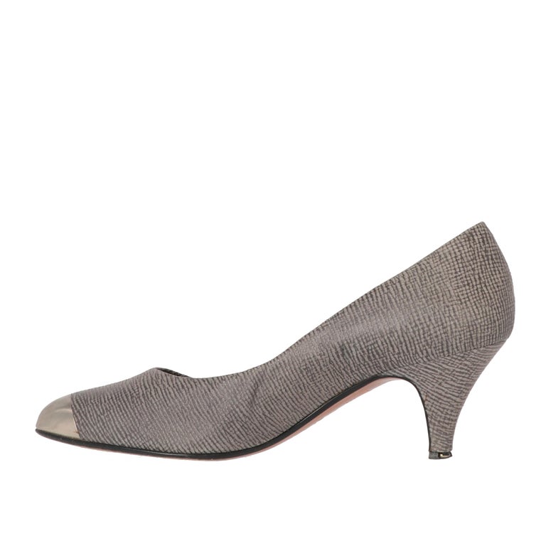 Sergio Rossi grey suede low-heeled pumps with dense abstract print and opaque silver-tone metal pointed toe.

The item shows signs of wear on the toe and the sole and the cleats to be replaced, as shown in the pictures.

Years: 80s

Made in