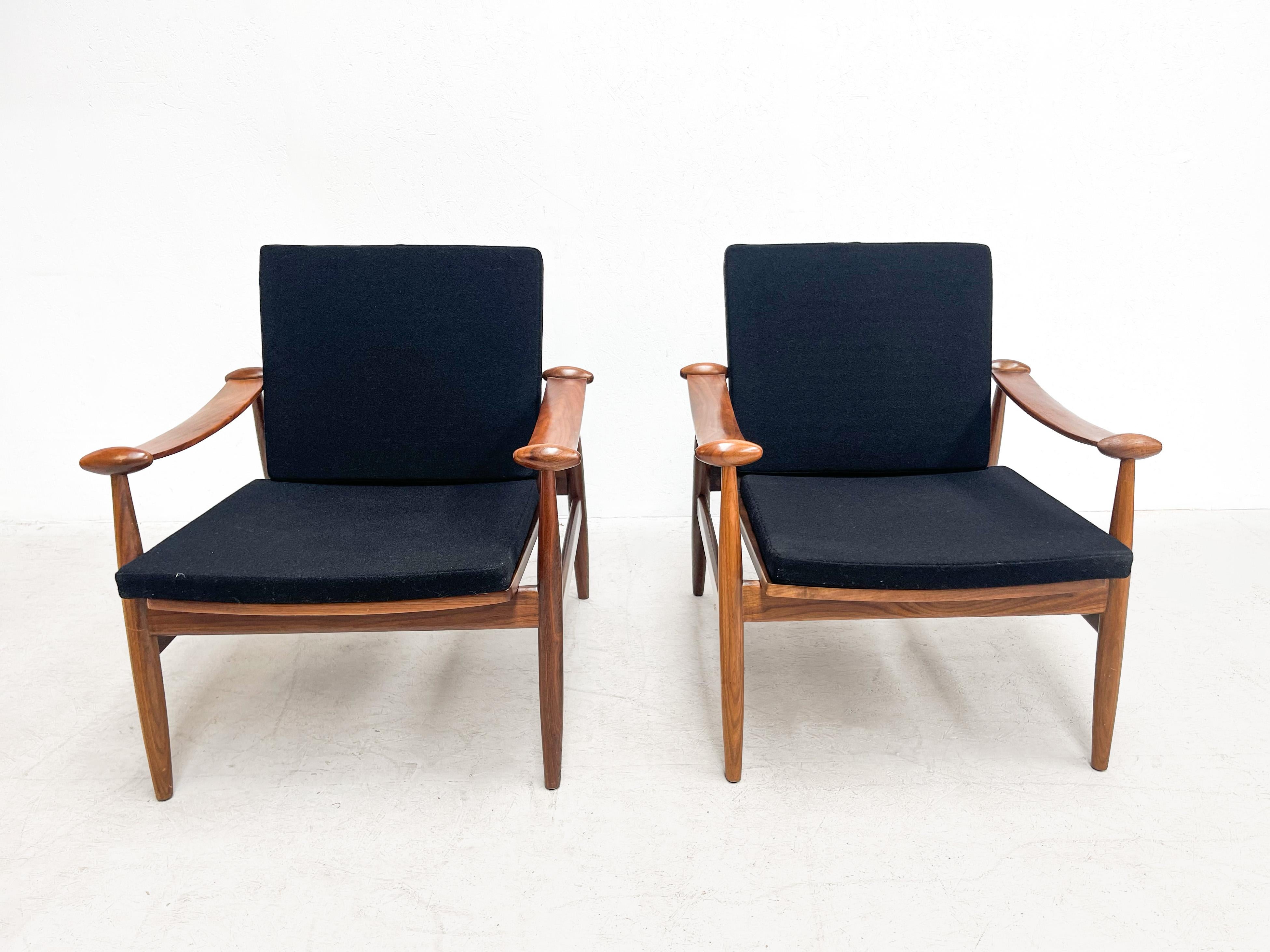 Set of 2 FD133 Finn Juhl easy chairs
A magnificent set of 2 Danish easy chairs designed by 1 of Denmark's best and most famous desginers Finn Juhl. These chairs are model FD133 or 