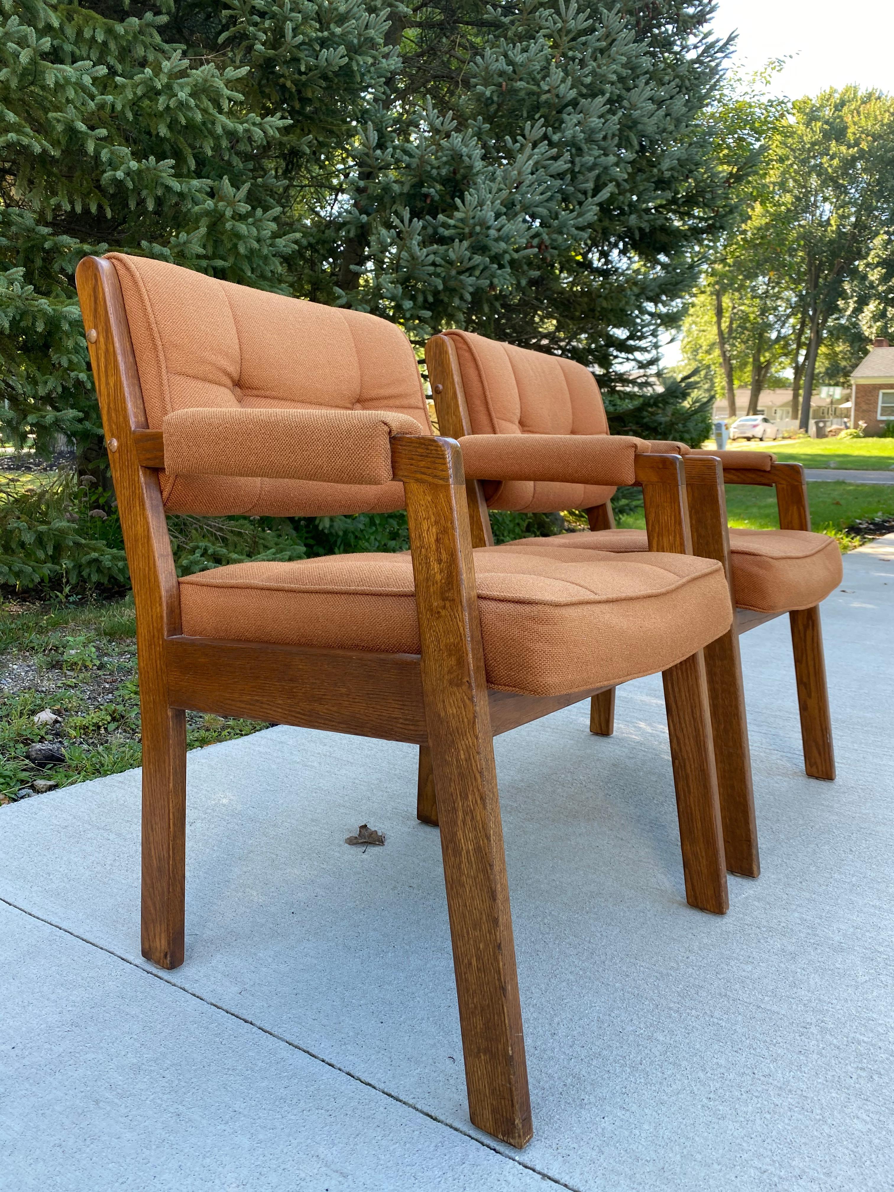 1980s, Set of 2 Orange Mid-Century Modern Style Accent Chairs In Good Condition In Medina, OH
