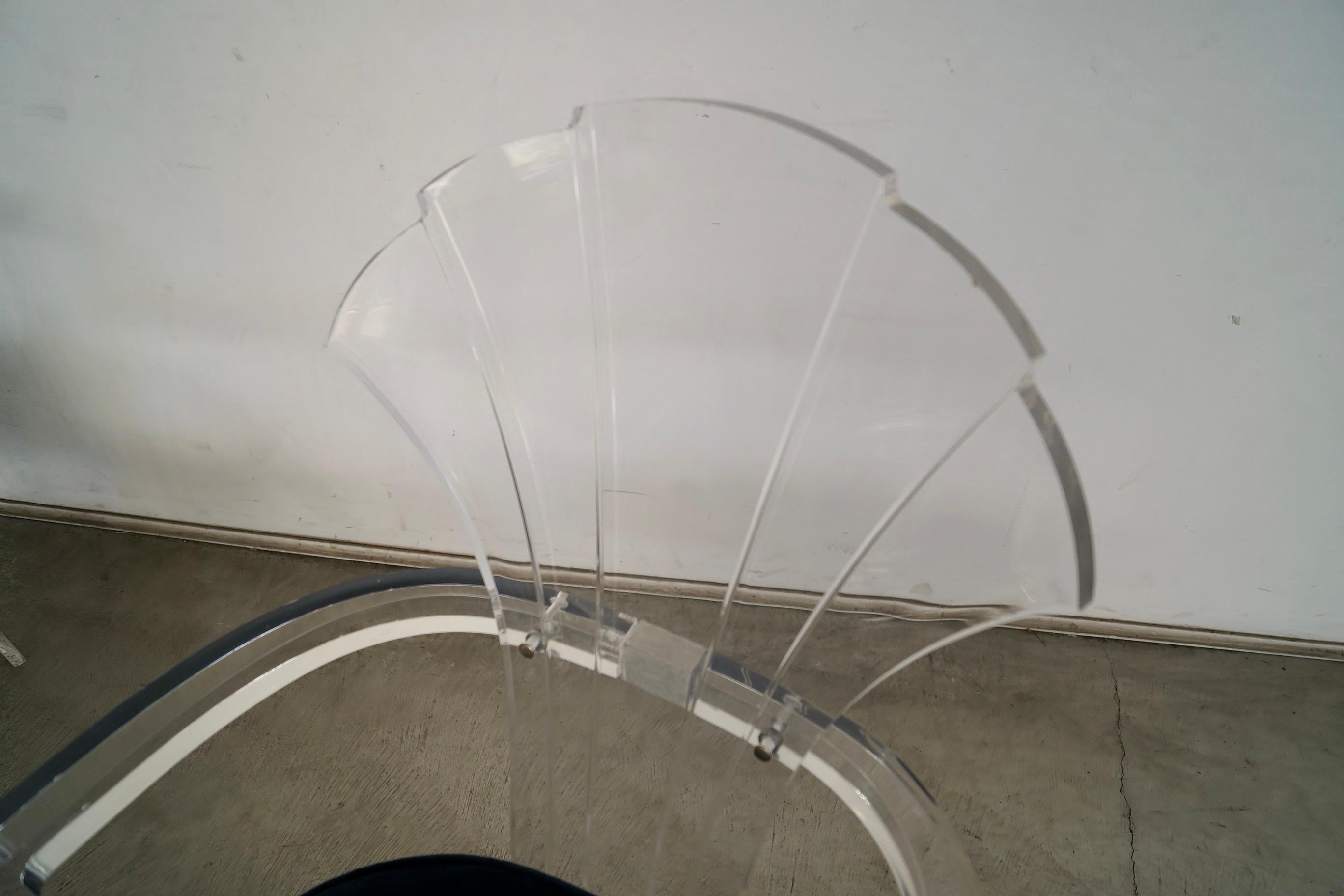 Set di 4 poltrone da pranzo Hollywood Regency Art Deco in lucite e velluto degli anni '80 in vendita 5