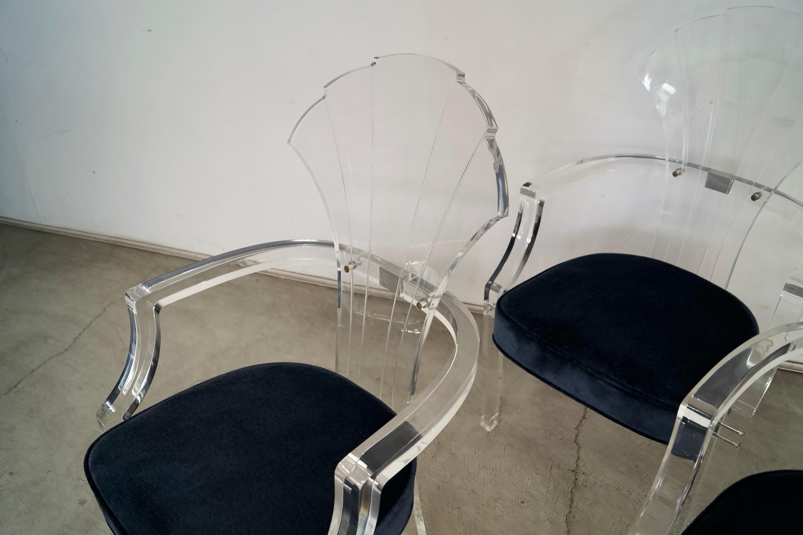 Set di 4 poltrone da pranzo Hollywood Regency Art Deco in lucite e velluto degli anni '80 in vendita 9