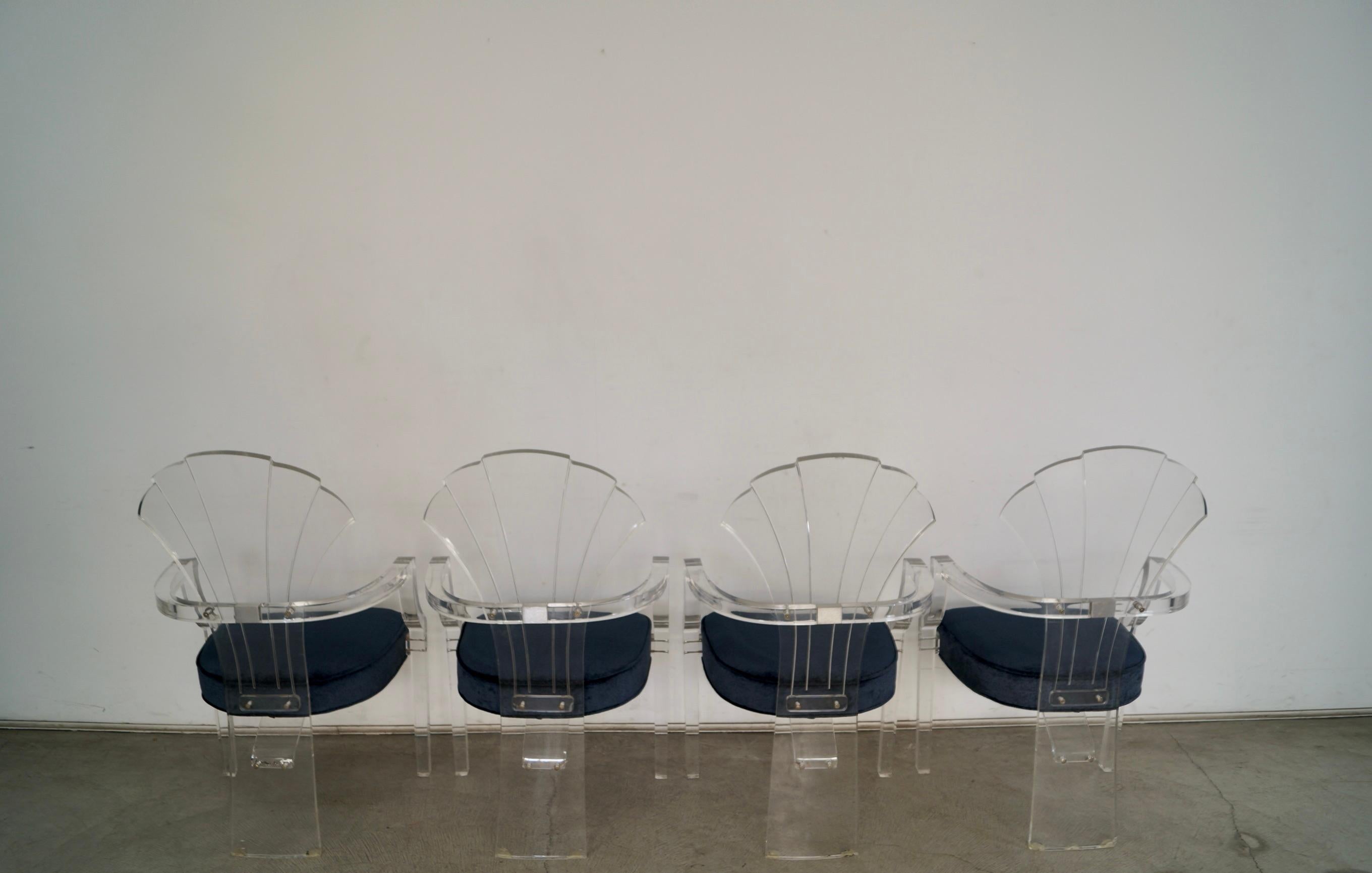 Set di 4 poltrone da pranzo Hollywood Regency Art Deco in lucite e velluto degli anni '80 in vendita 1
