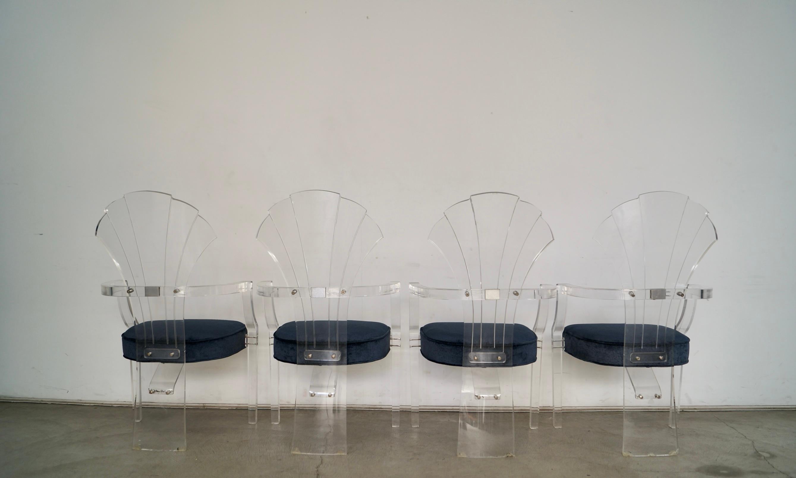Set di 4 poltrone da pranzo Hollywood Regency Art Deco in lucite e velluto degli anni '80 in vendita 2