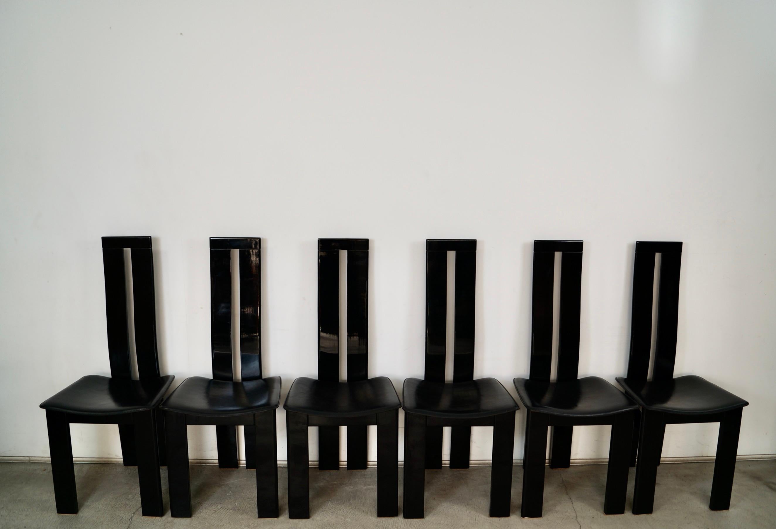 1980er Set von 6 postmodernen Pietro Costantini Esszimmerstühlen aus Lack und Leder (Postmoderne) im Angebot