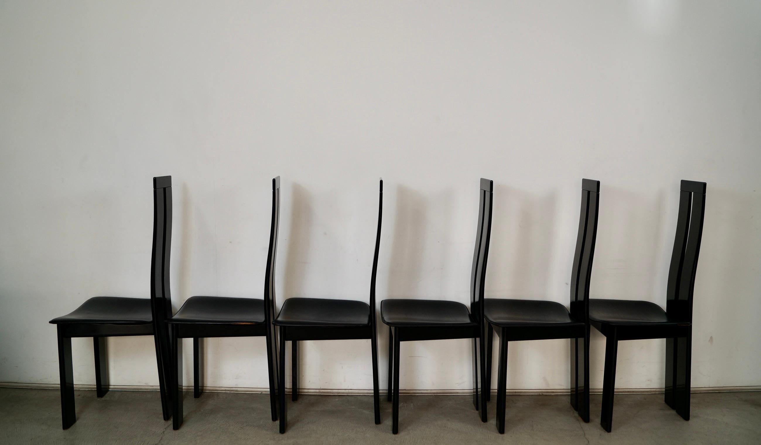 1980er Set von 6 postmodernen Pietro Costantini Esszimmerstühlen aus Lack und Leder (Italienisch) im Angebot