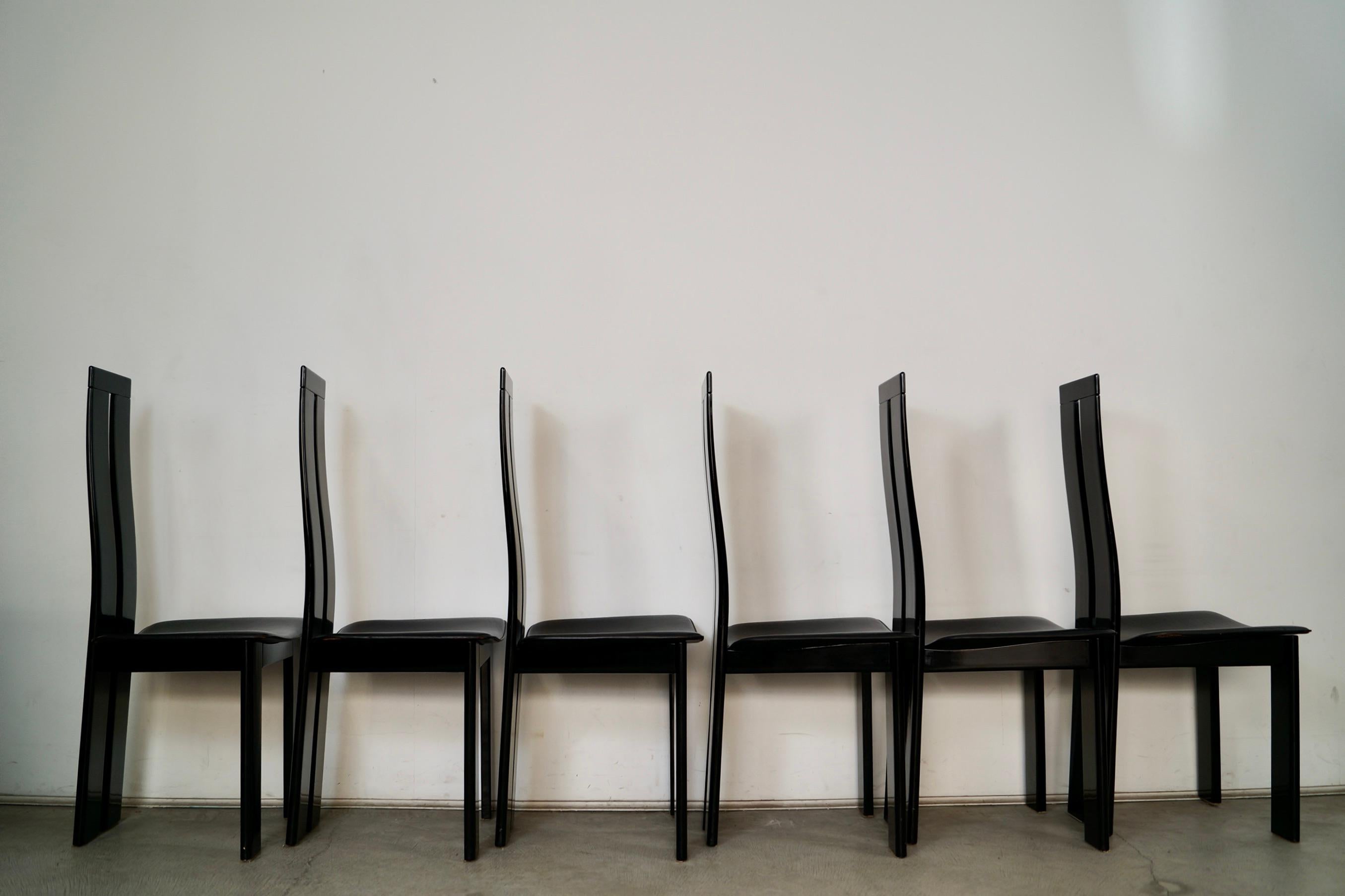 1980er Set von 6 postmodernen Pietro Costantini Esszimmerstühlen aus Lack und Leder (Ende des 20. Jahrhunderts) im Angebot