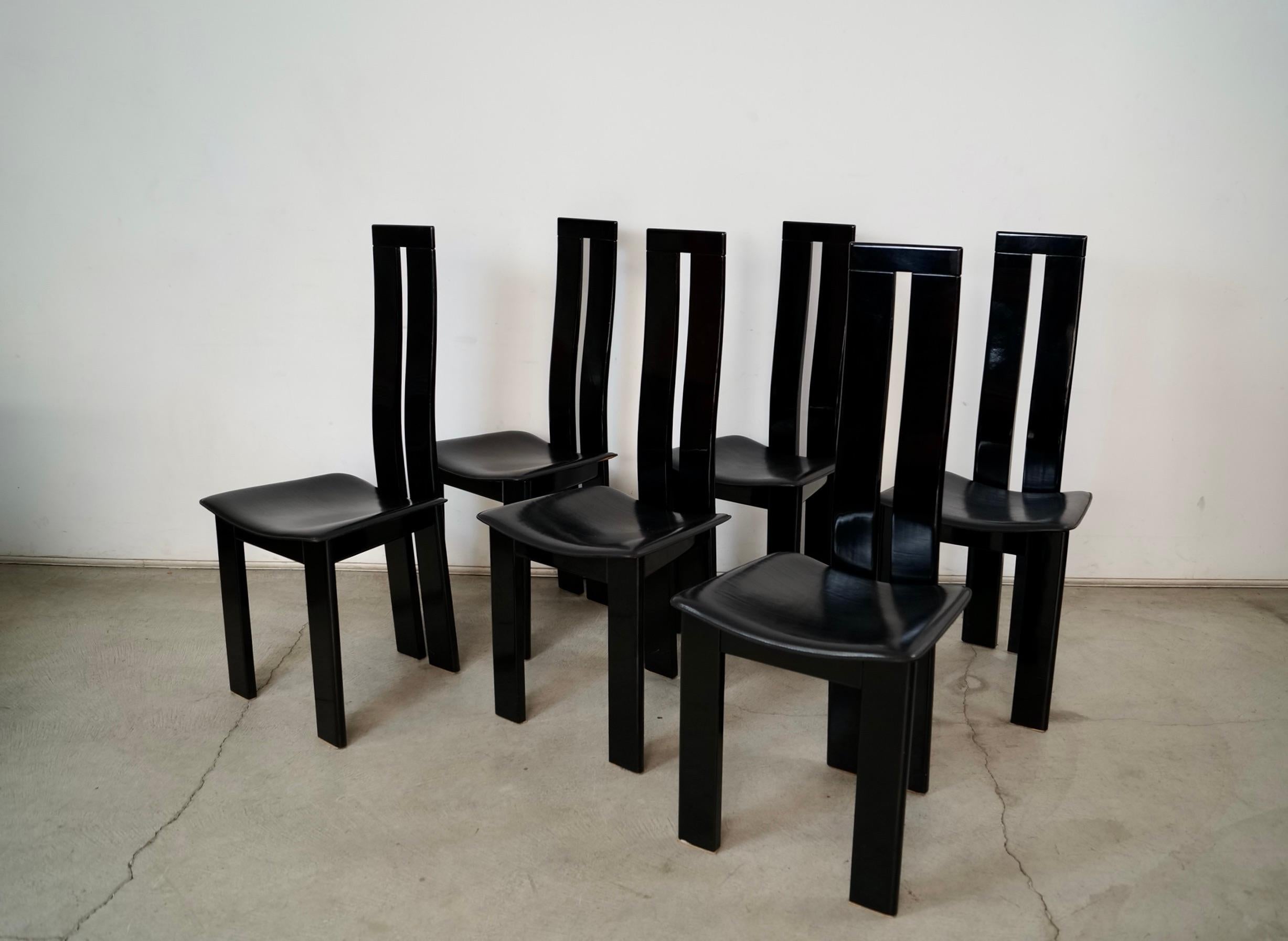 1980er Set von 6 postmodernen Pietro Costantini Esszimmerstühlen aus Lack und Leder im Angebot 1