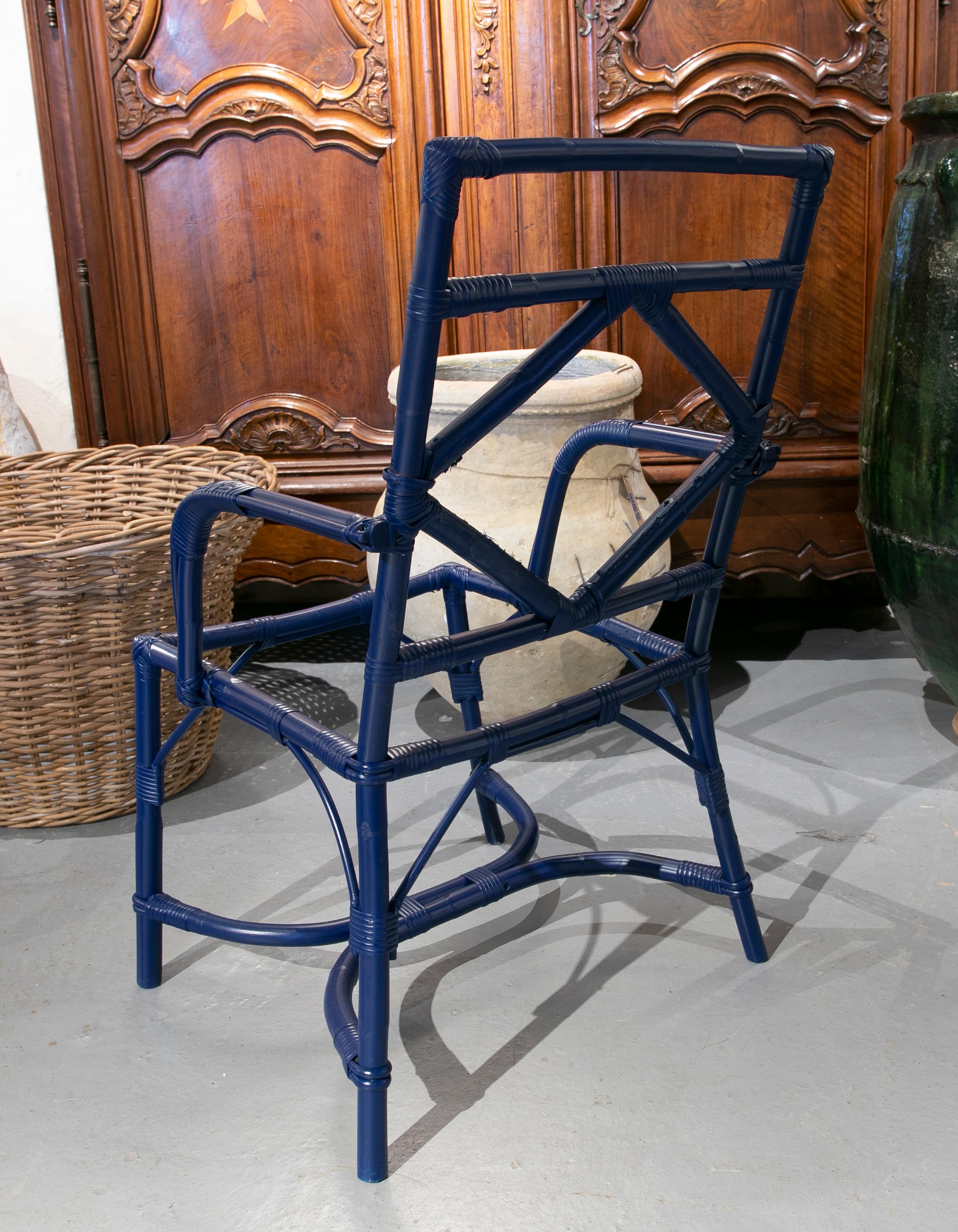 20ième siècle Ensemble de huit chaises en bambou et osier peintes en bleu, années 1980 en vente