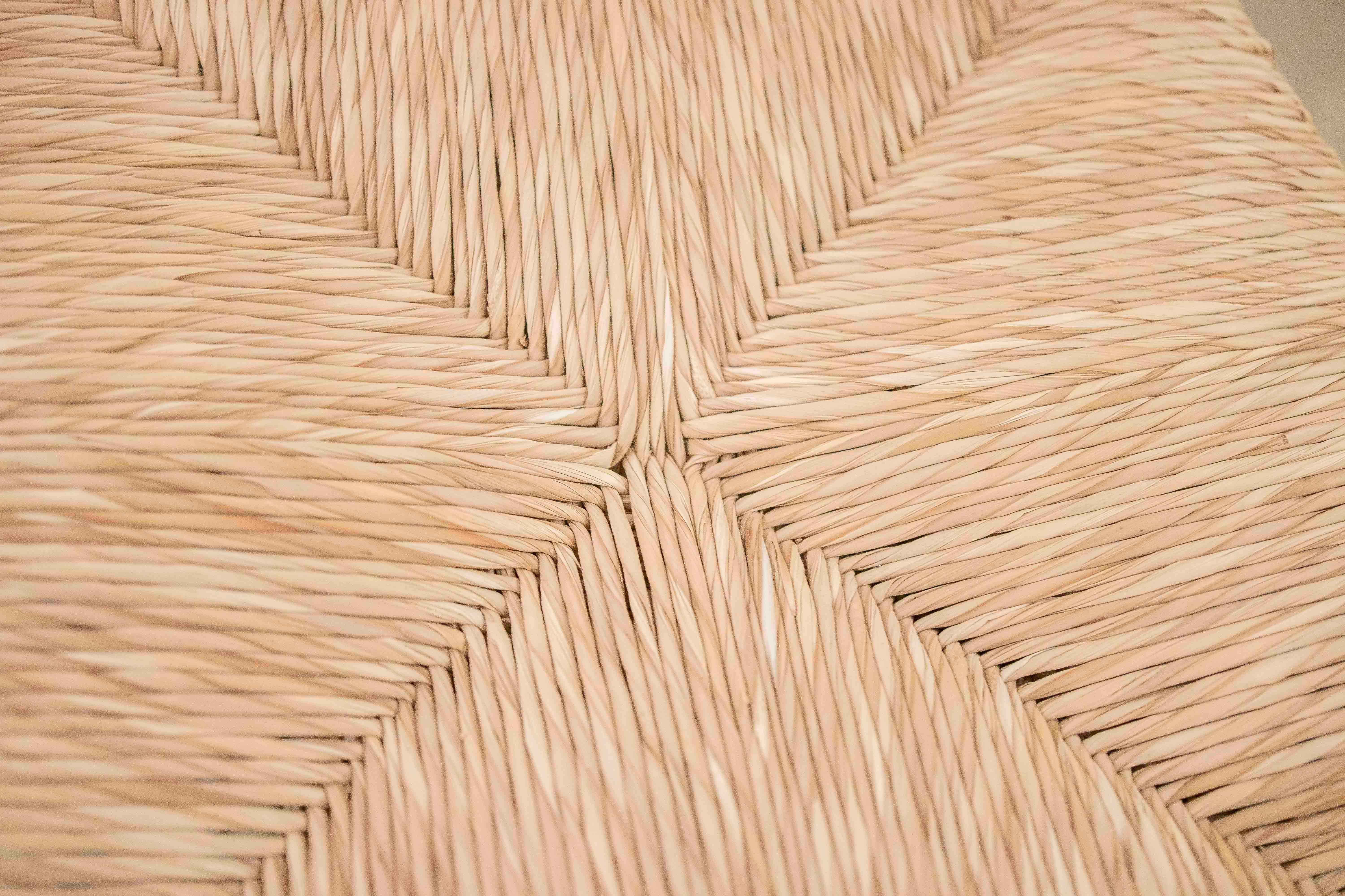 1980 Ensemble de huit chaises de style provençal en bois peint avec assise en vente 4