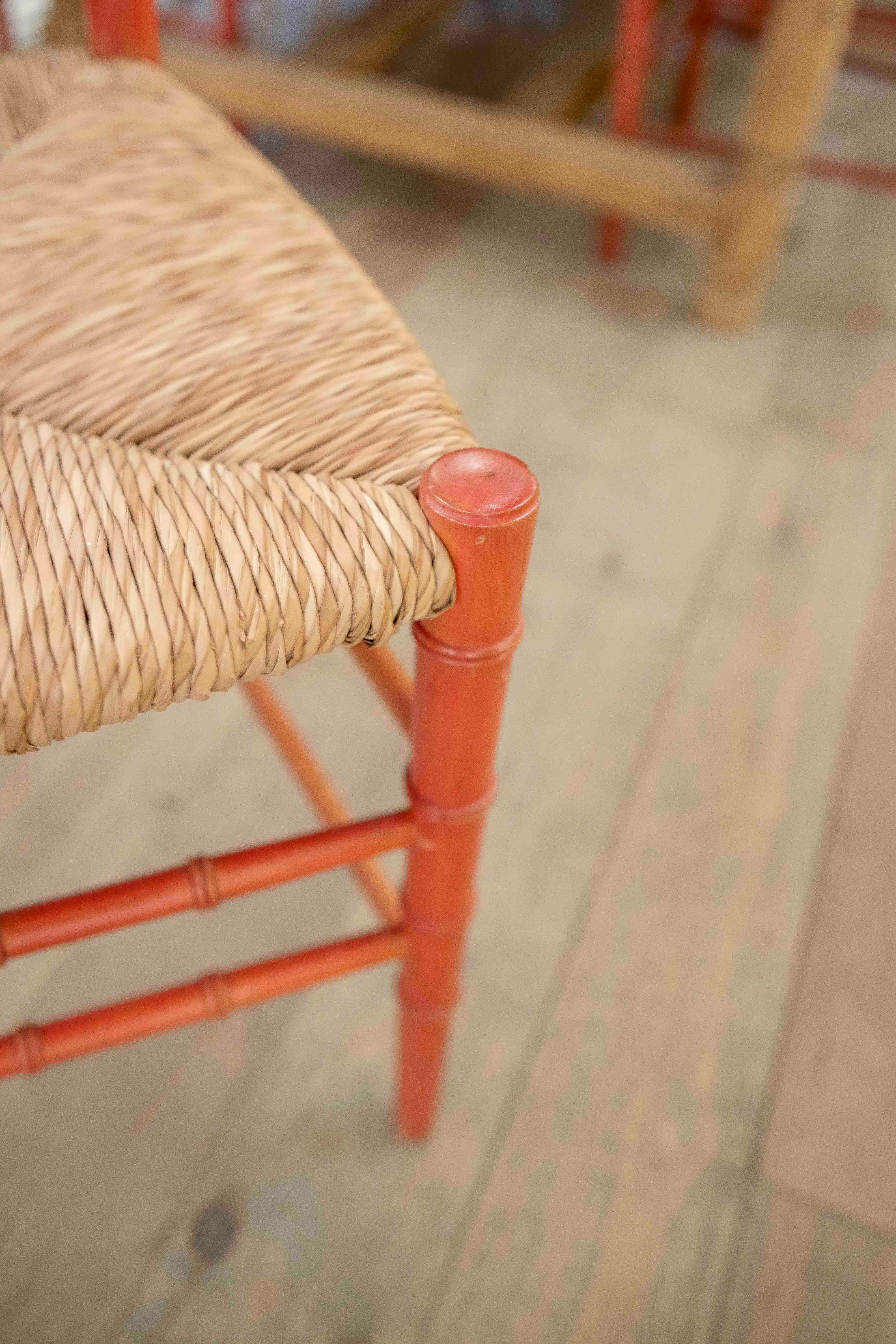 1980 Ensemble de huit chaises de style provençal en bois peint avec assise en vente 5