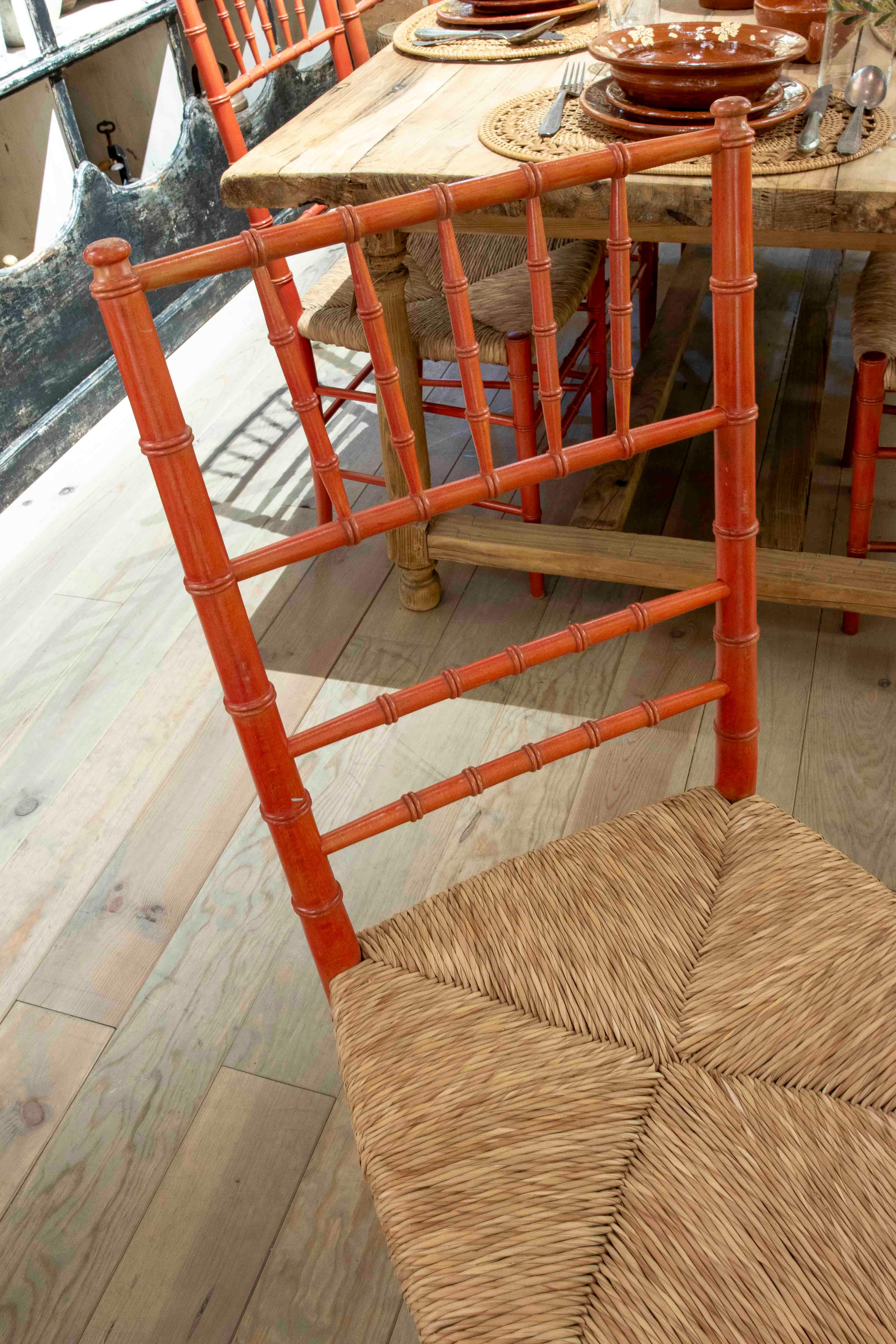 1980 Ensemble de huit chaises de style provençal en bois peint avec assise en vente 6