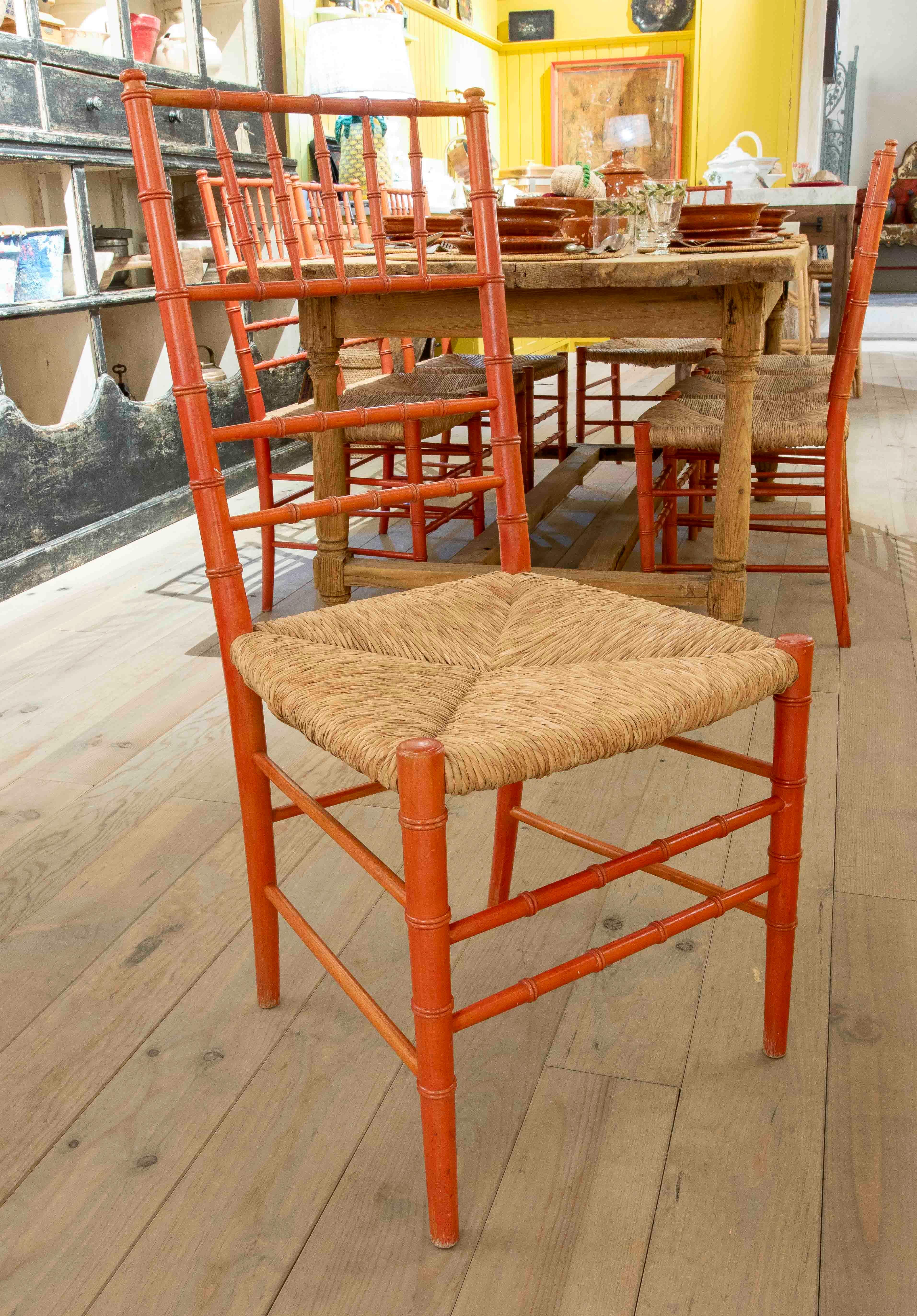 Espagnol 1980 Ensemble de huit chaises de style provençal en bois peint avec assise en vente