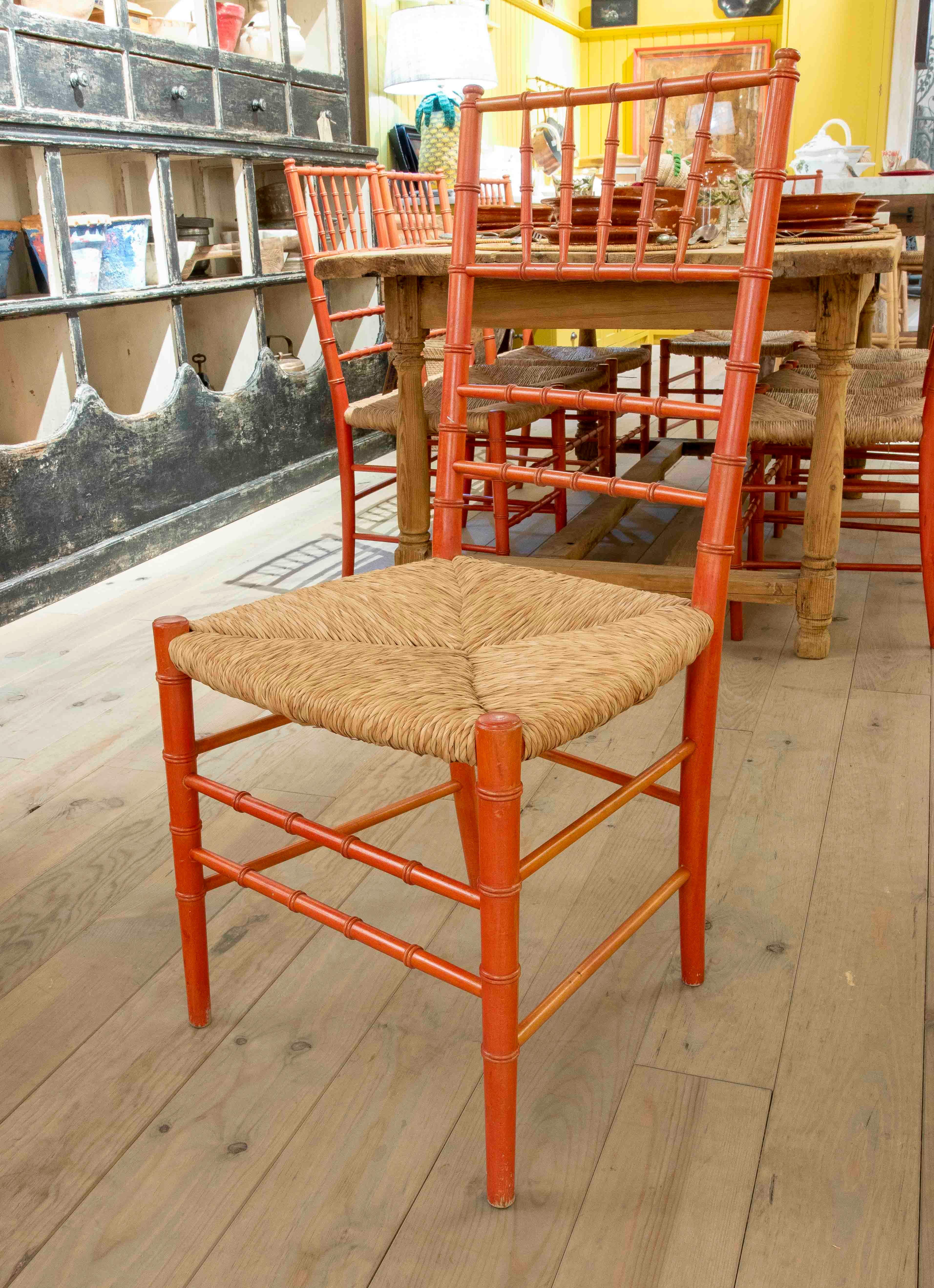 1980 Ensemble de huit chaises de style provençal en bois peint avec assise Bon état - En vente à Marbella, ES