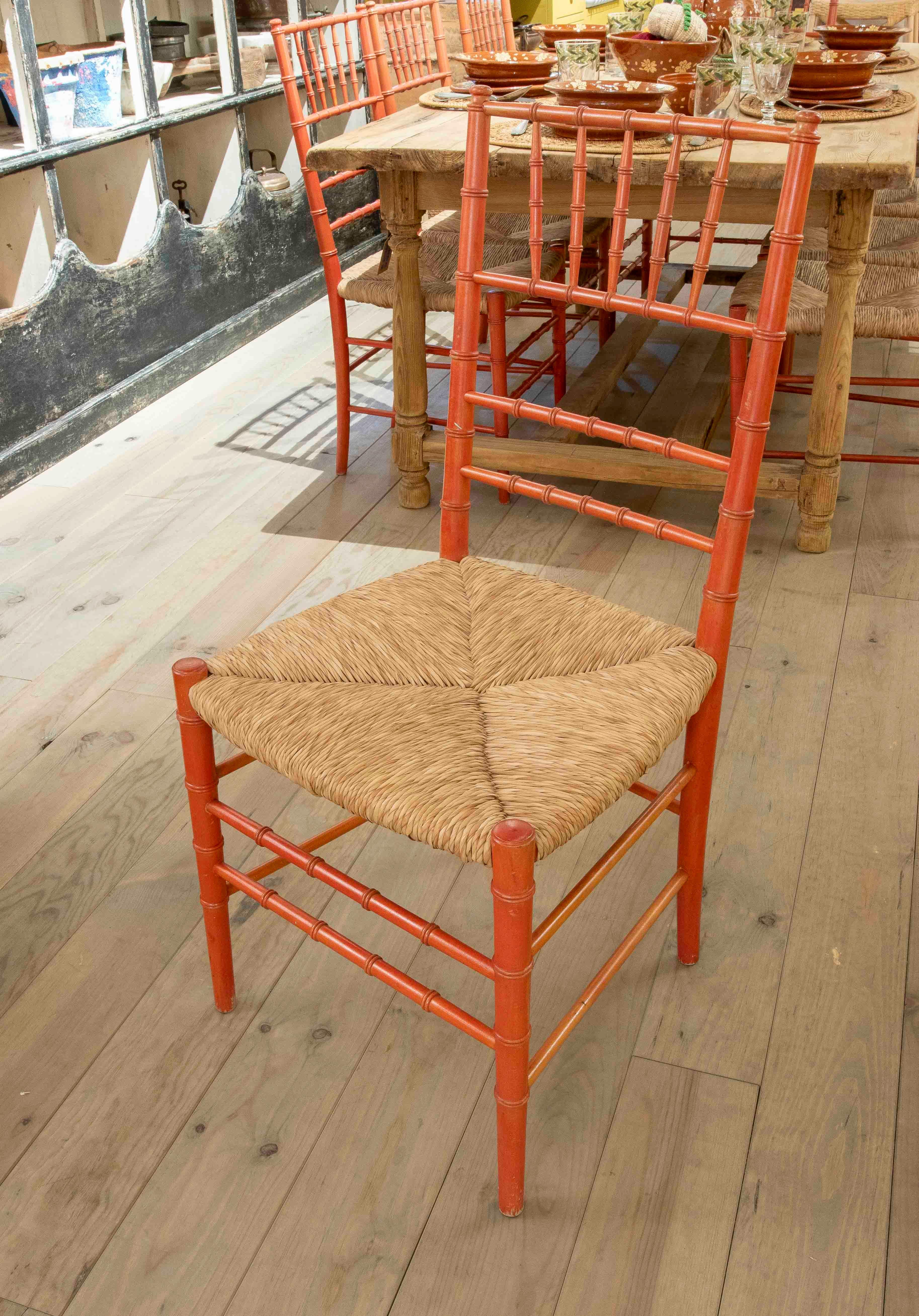 20ième siècle 1980 Ensemble de huit chaises de style provençal en bois peint avec assise en vente
