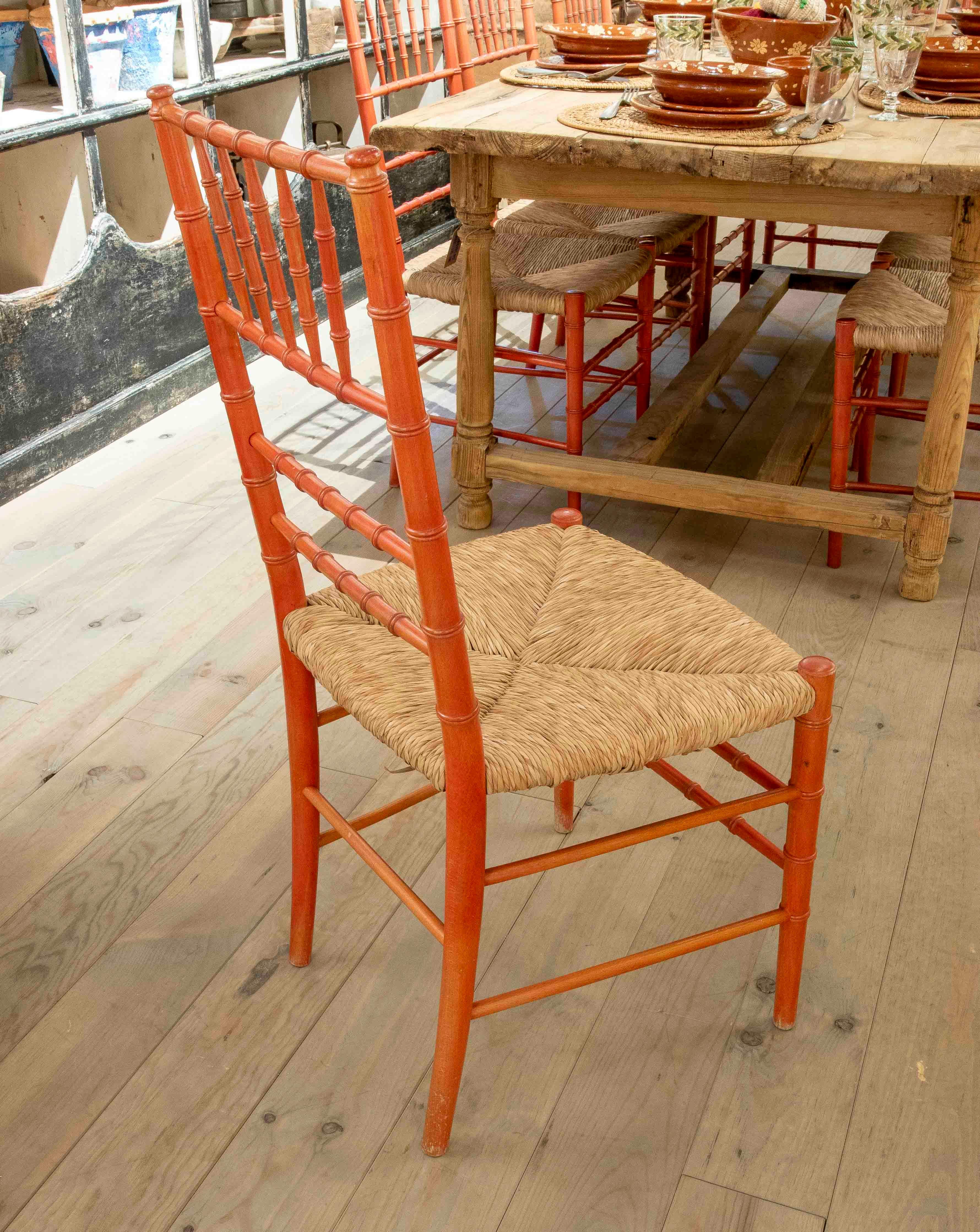 1980 Ensemble de huit chaises de style provençal en bois peint avec assise en vente 1