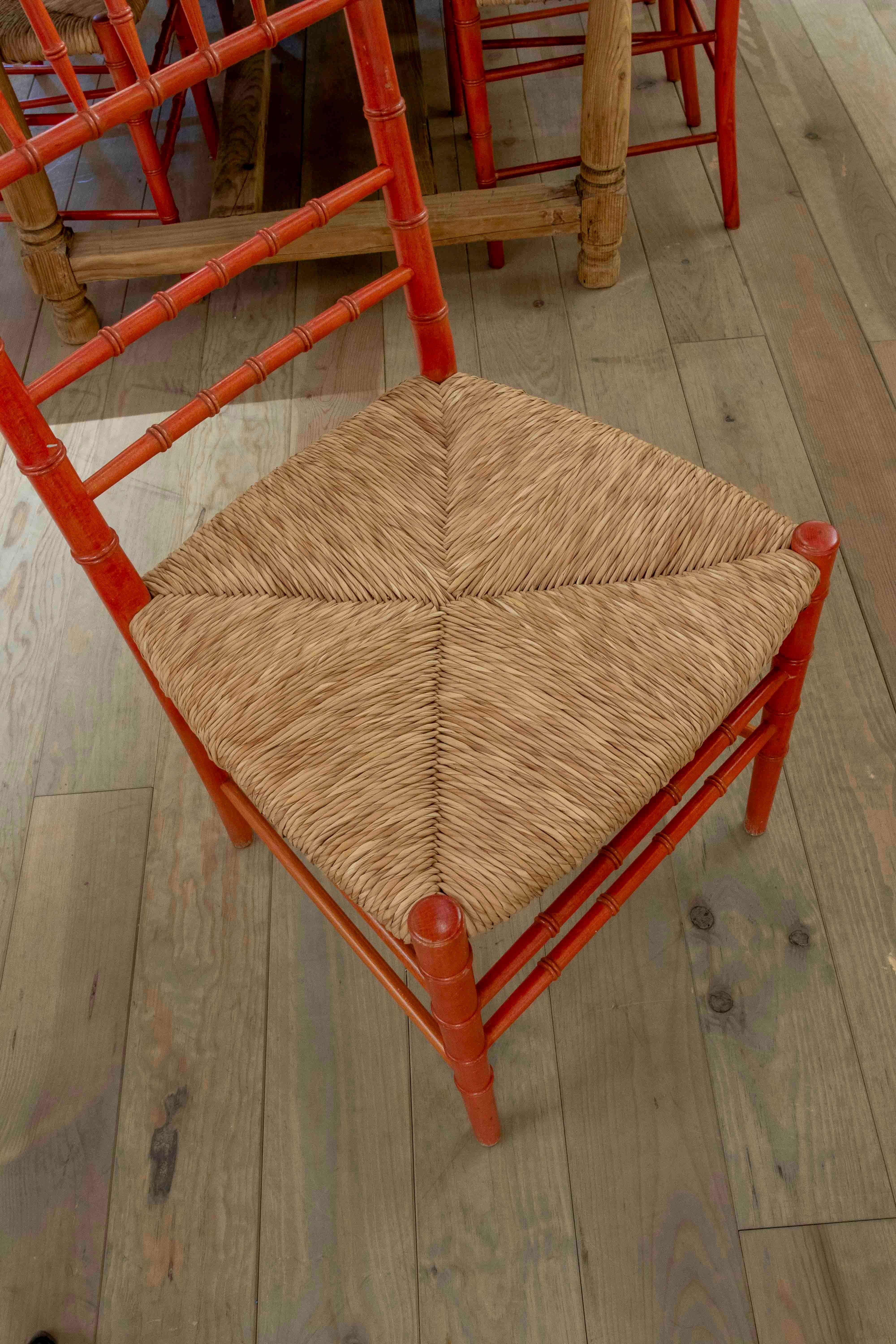 1980 Ensemble de huit chaises de style provençal en bois peint avec assise en vente 2