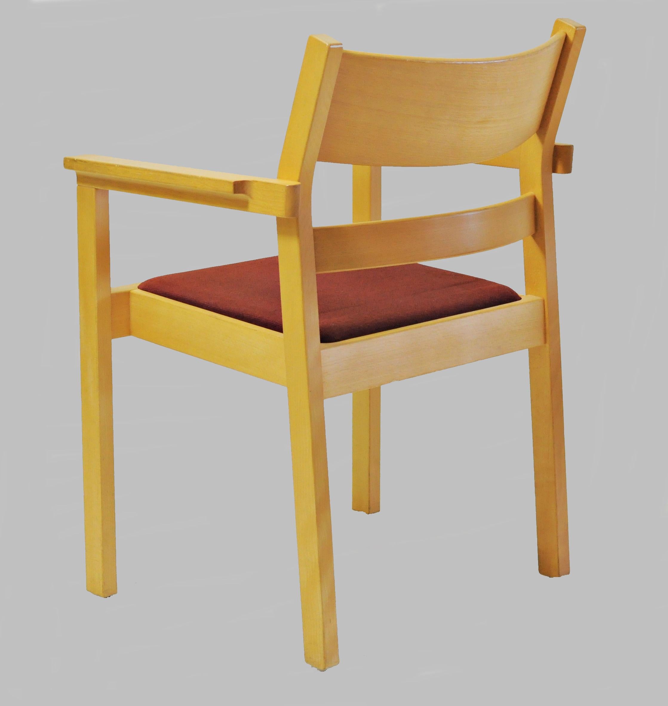 Set di otto poltrone Hans J. Wegner Koldinghus in Beeche del 1980 In condizioni buone in vendita a Knebel, DK