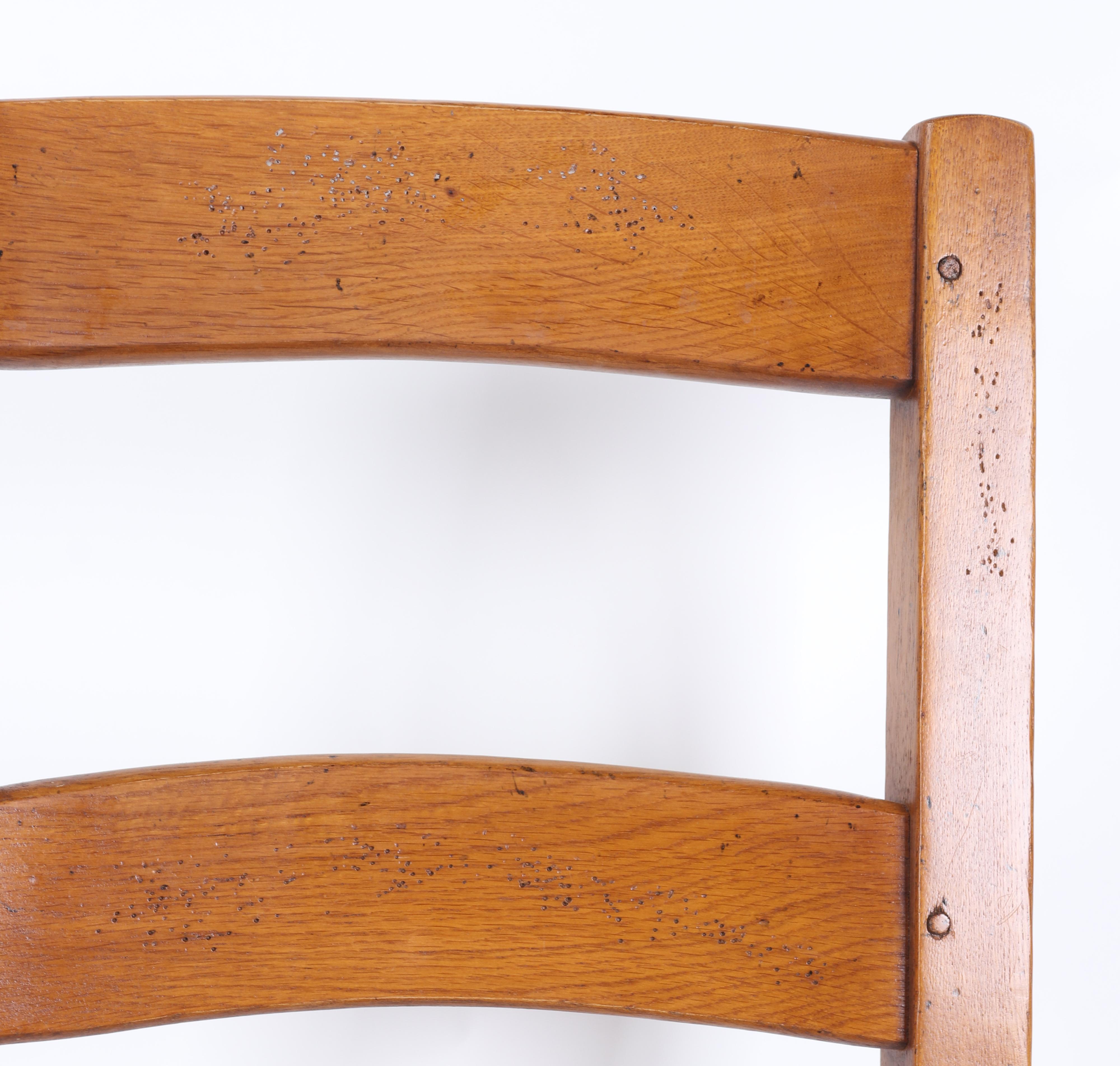 1980 Ensemble de huit chaises en bois avec assise en corde en vente 8