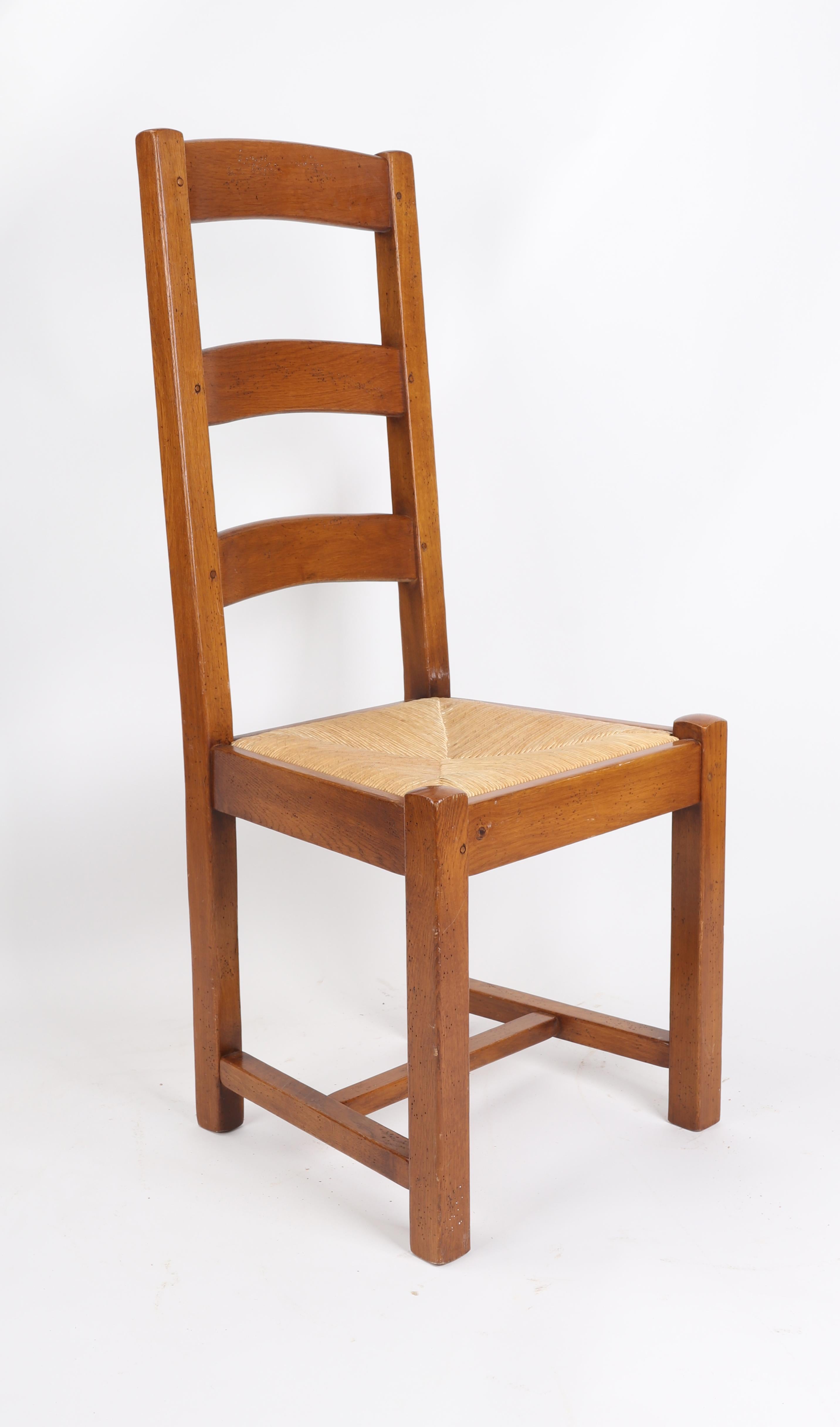 1980 Ensemble de huit chaises en bois avec assise en corde 