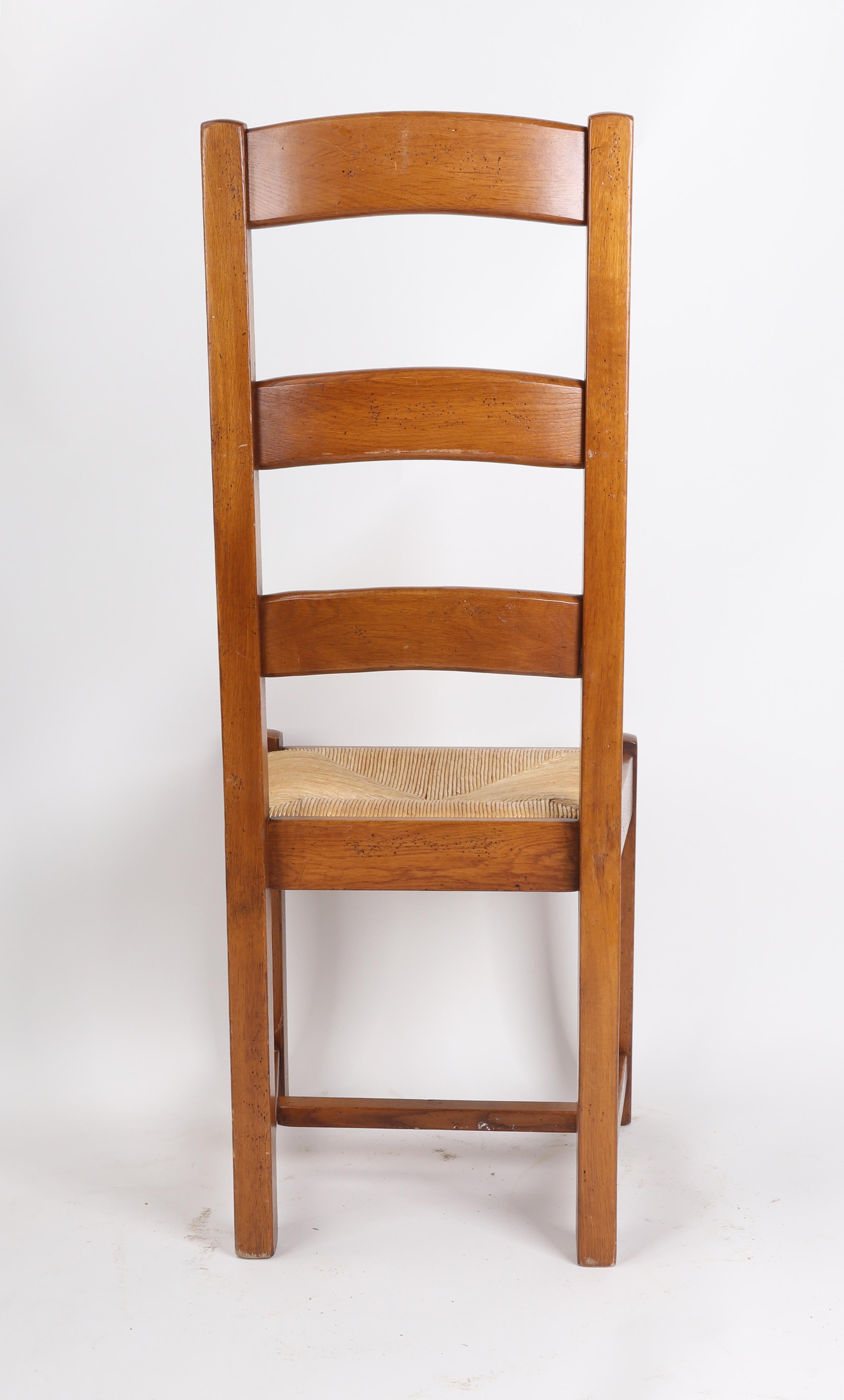 1980er Satz von acht Holzstühlen mit Seilsitz  (20. Jahrhundert) im Angebot