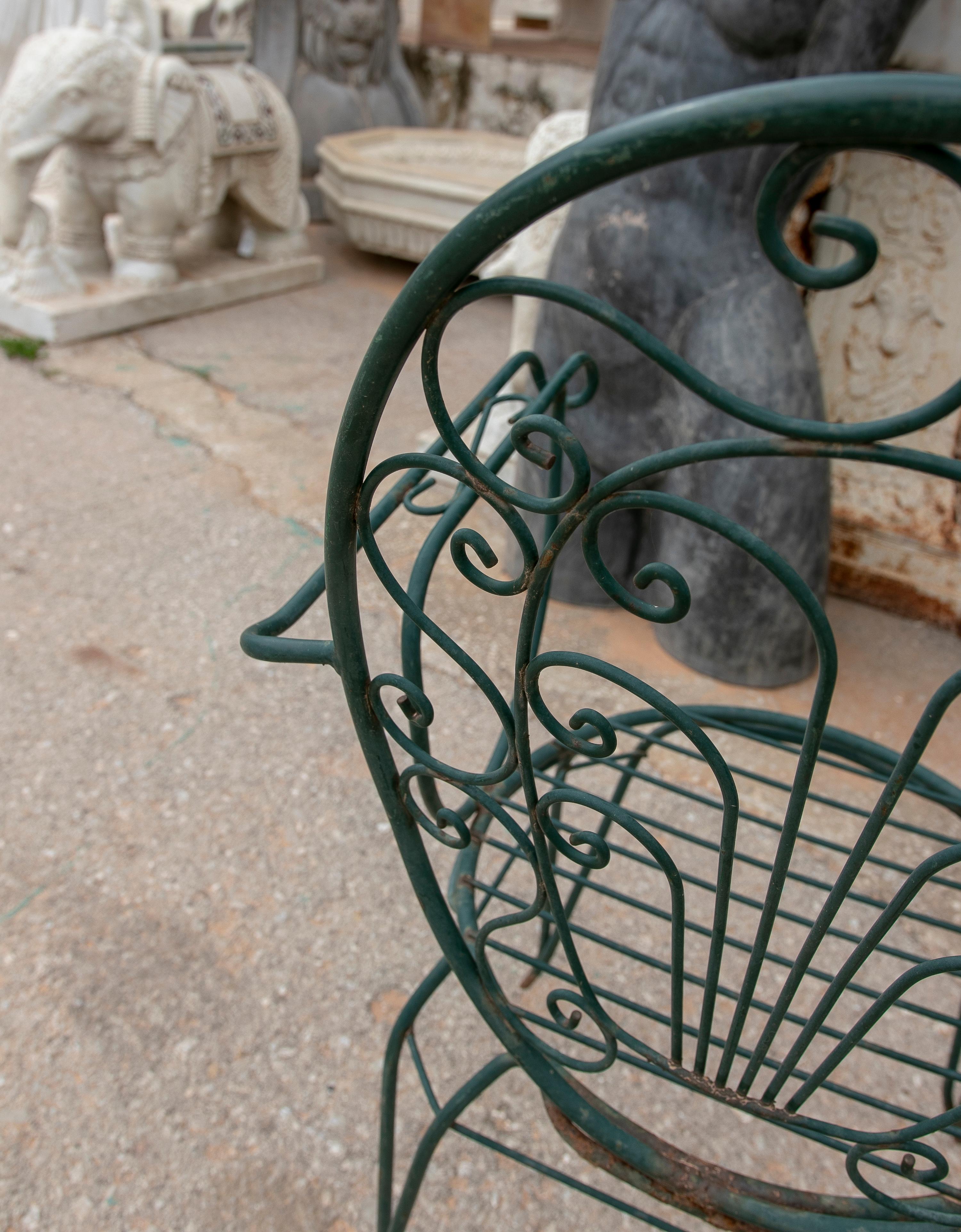 Ensemble de quatre chaises en fer peint en vert des années 1980 en vente 6