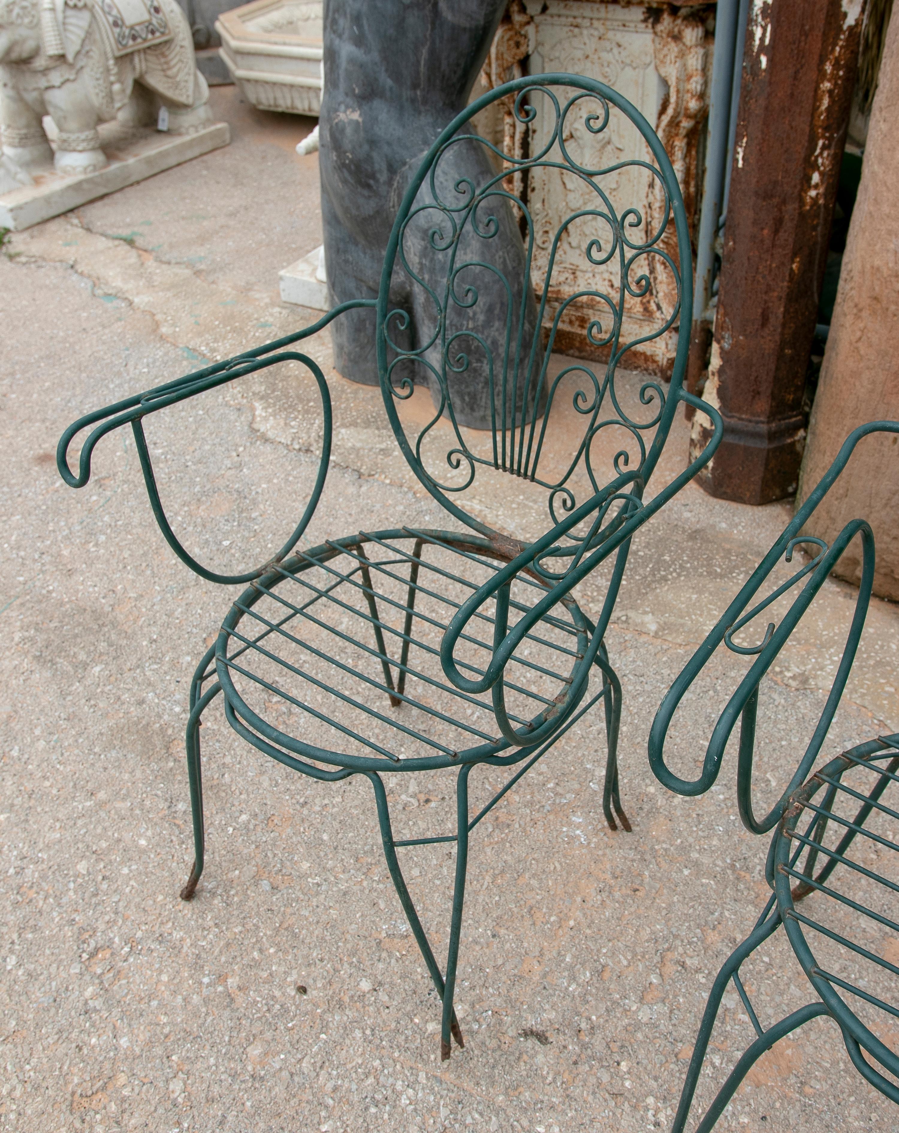 Fer Ensemble de quatre chaises en fer peint en vert des années 1980 en vente