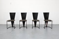 Ensemble de quatre chaises de salle à manger Harvink "Zino" de style Memphis avec dossiers triangulaires des années 1980