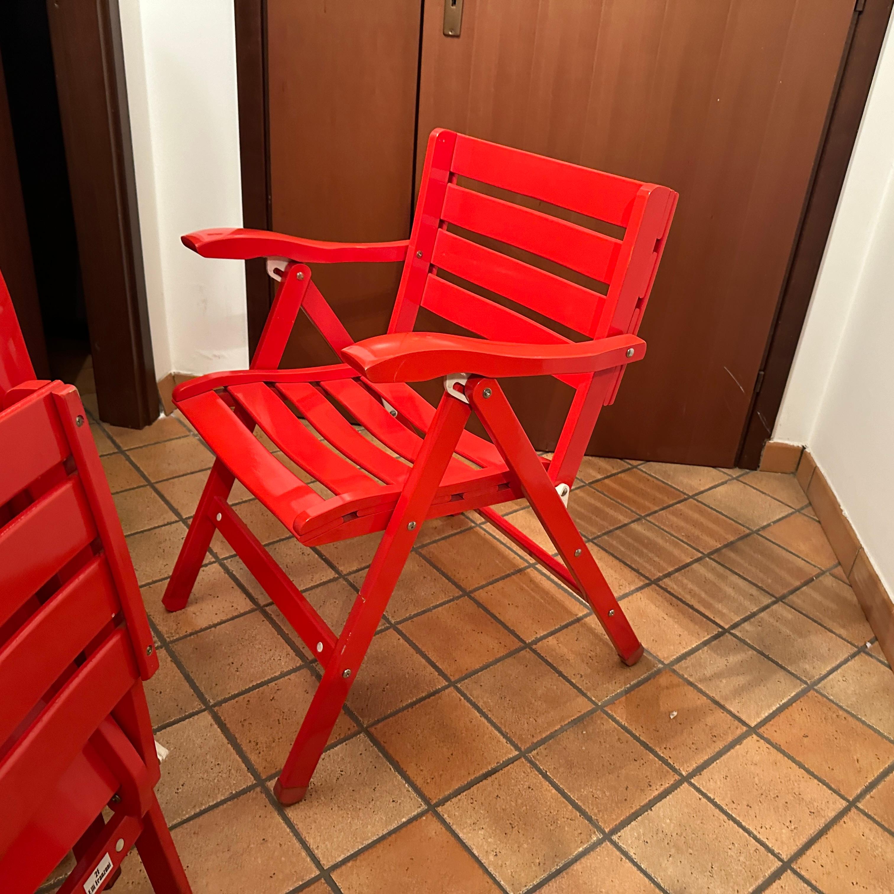 Ces chaises de jardin emblématiques ont été conçues par Ico Parisi et fabriquées par Foldes dans les années 1950. Le lot de quatre chaises pliantes a été reproduit par Fratelli Franzoni en Italie. Ils ont été utilisés uniquement dans un magasin