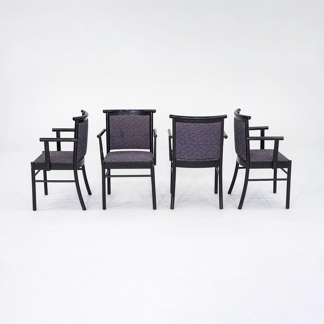 Il s'agit d'un ensemble de quatre chaises de salle à manger, conçues dans les années 1980 par Werther Toffoloni pour Cassina. Ils ont été distribués par Atelier International. Les cadres des chaises sont laqués en noir, et ils ont des sièges et des