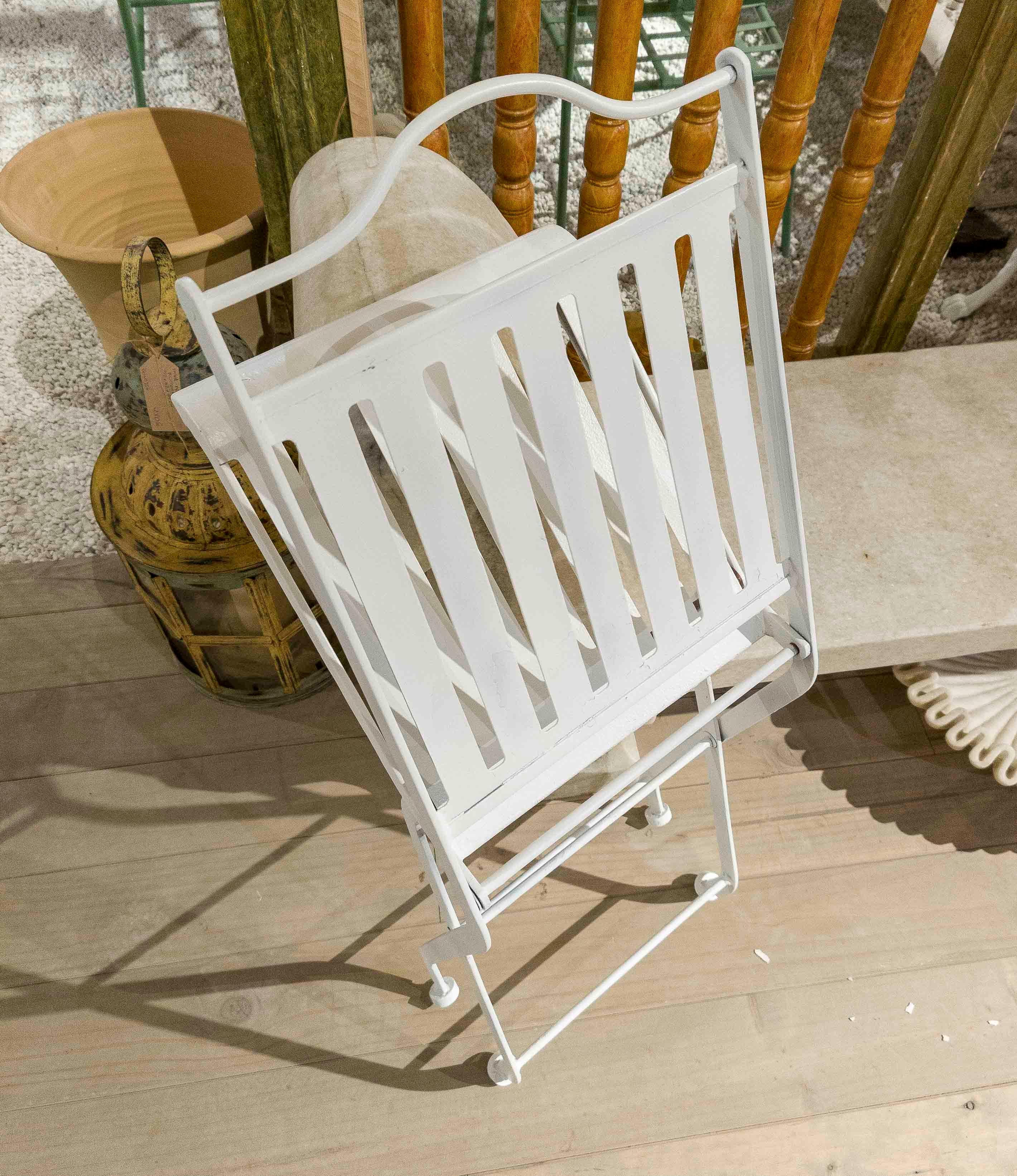 1980s Set of Four White Iron Folding Chairs in French Bistro Style in vendita 4