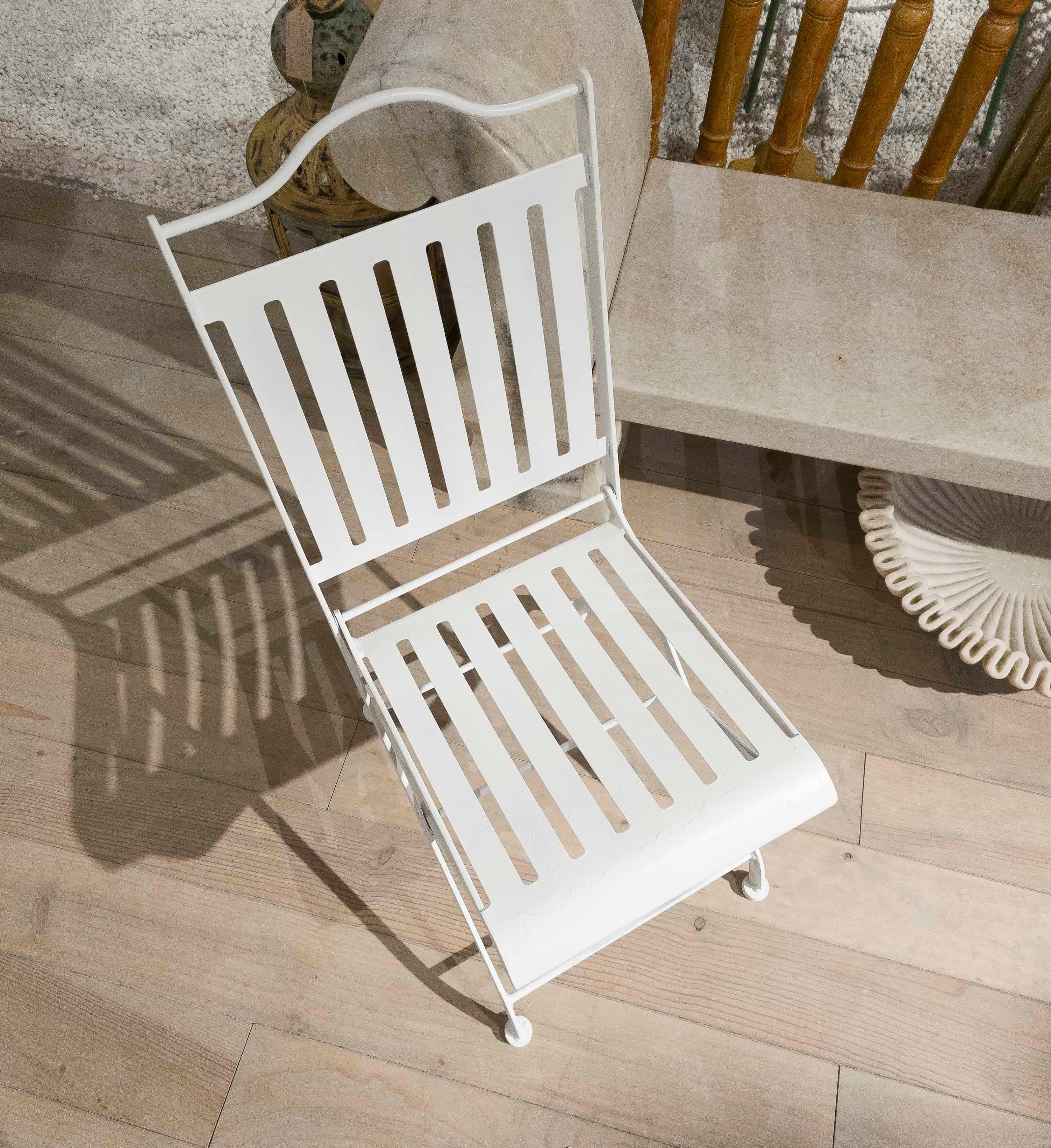 1980s Set of Four White Iron Folding Chairs in French Bistro Style in vendita 5