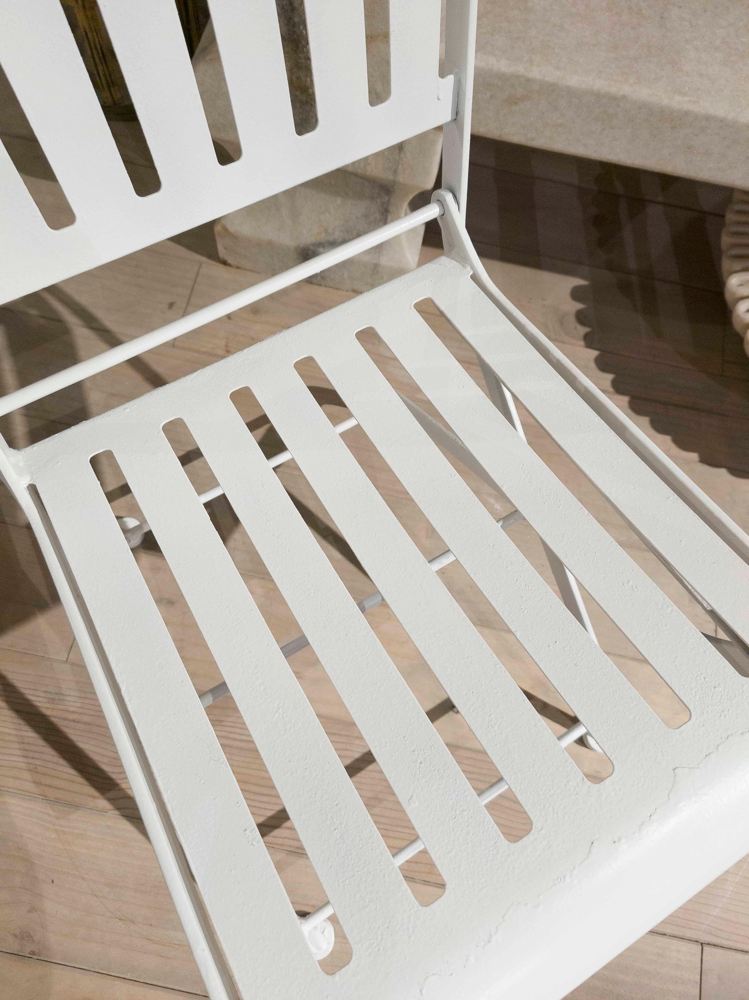 1980s Set of Four White Iron Folding Chairs in French Bistro Style in vendita 6