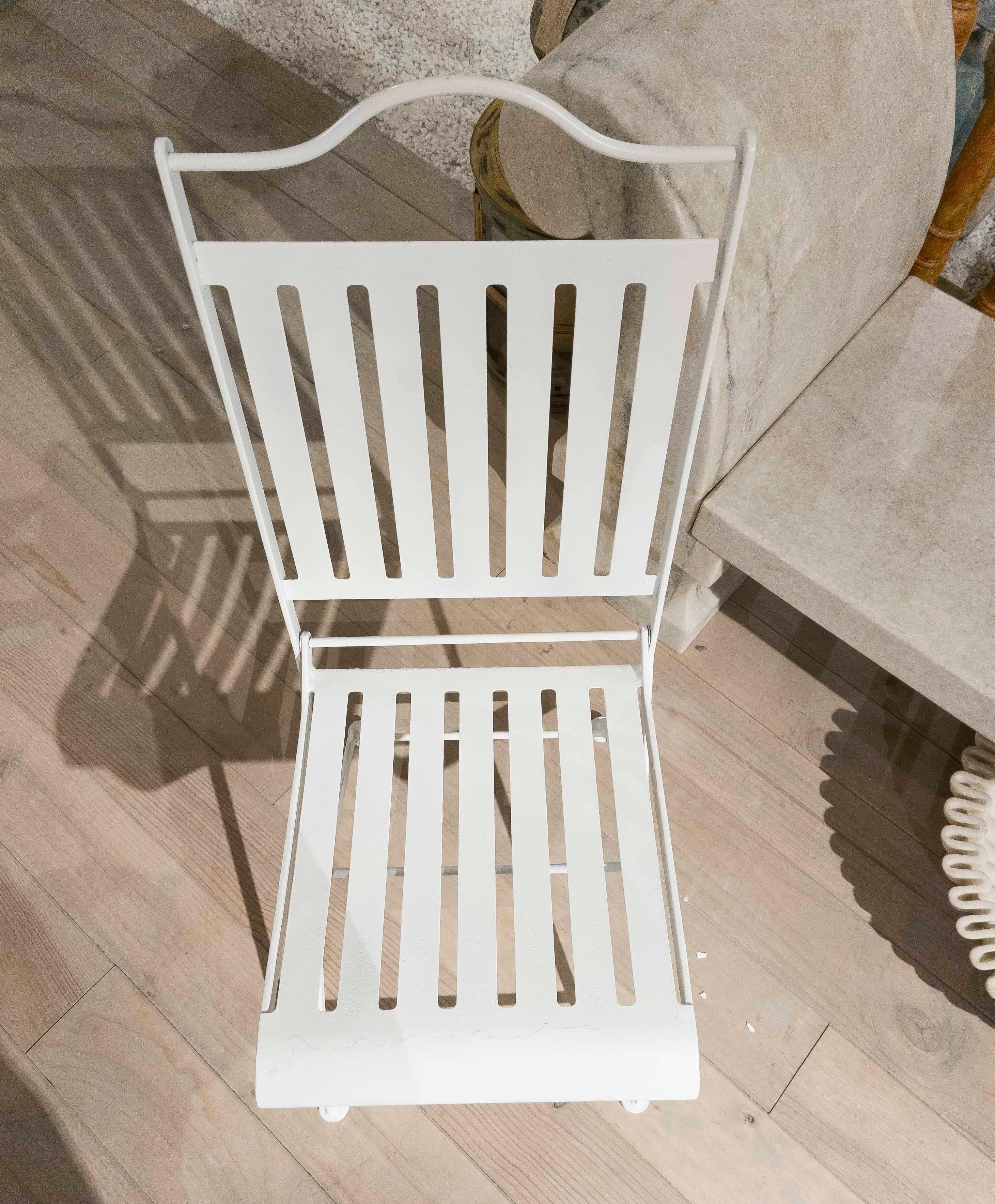 1980s Set of Four White Iron Folding Chairs in French Bistro Style in vendita 7