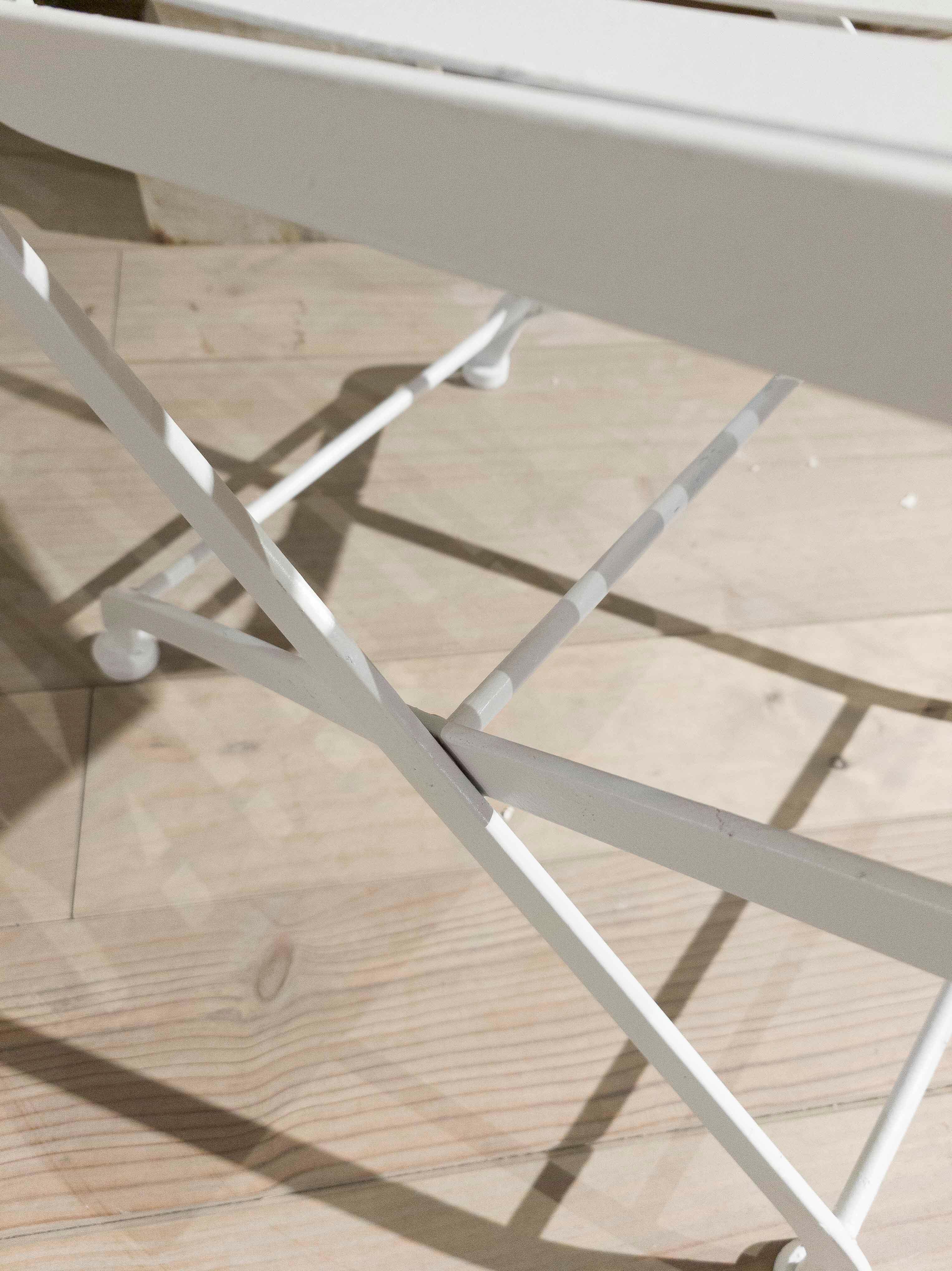 1980s Set of Four White Iron Folding Chairs in French Bistro Style in vendita 8