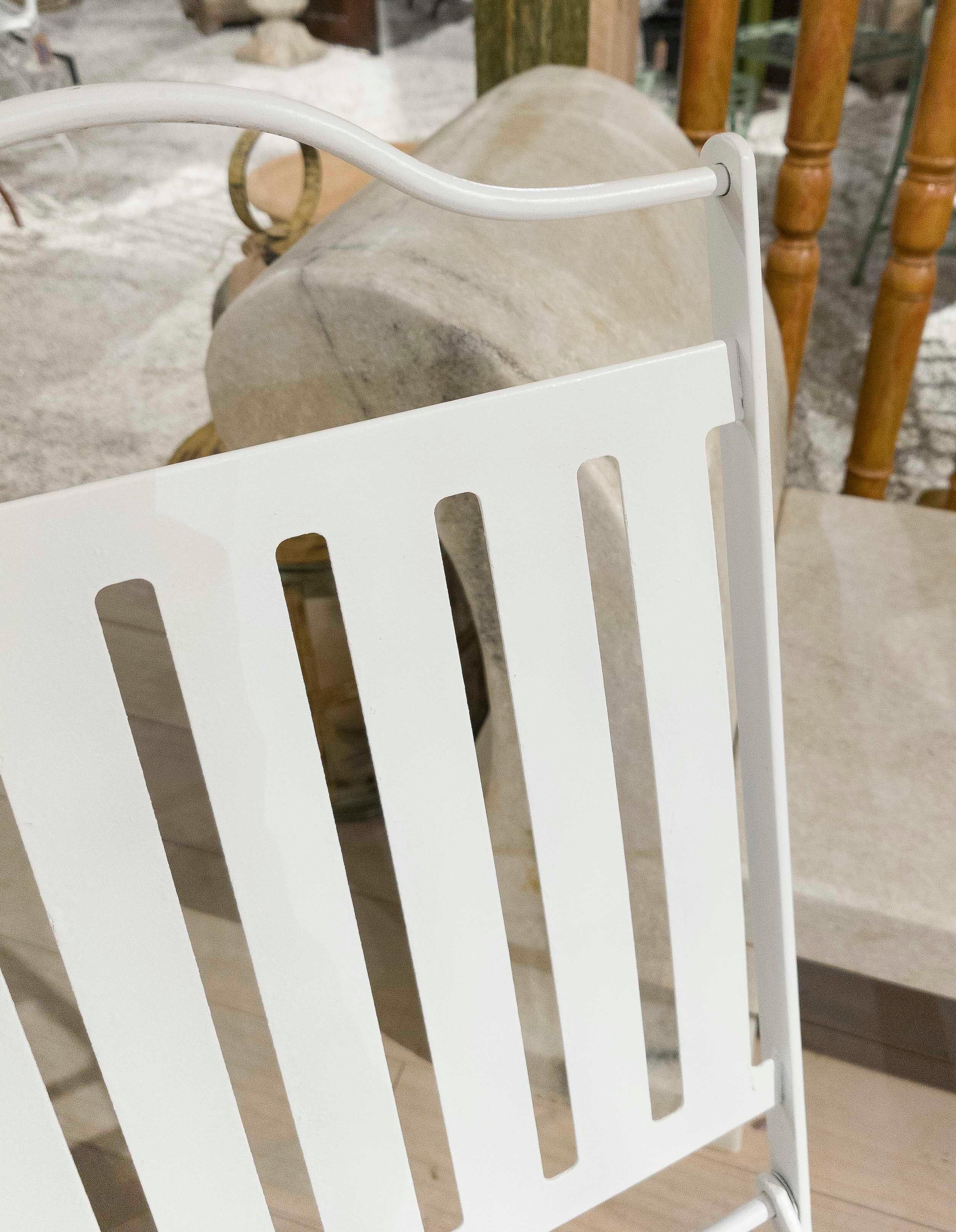 1980s Set of Four White Iron Folding Chairs in French Bistro Style in vendita 9