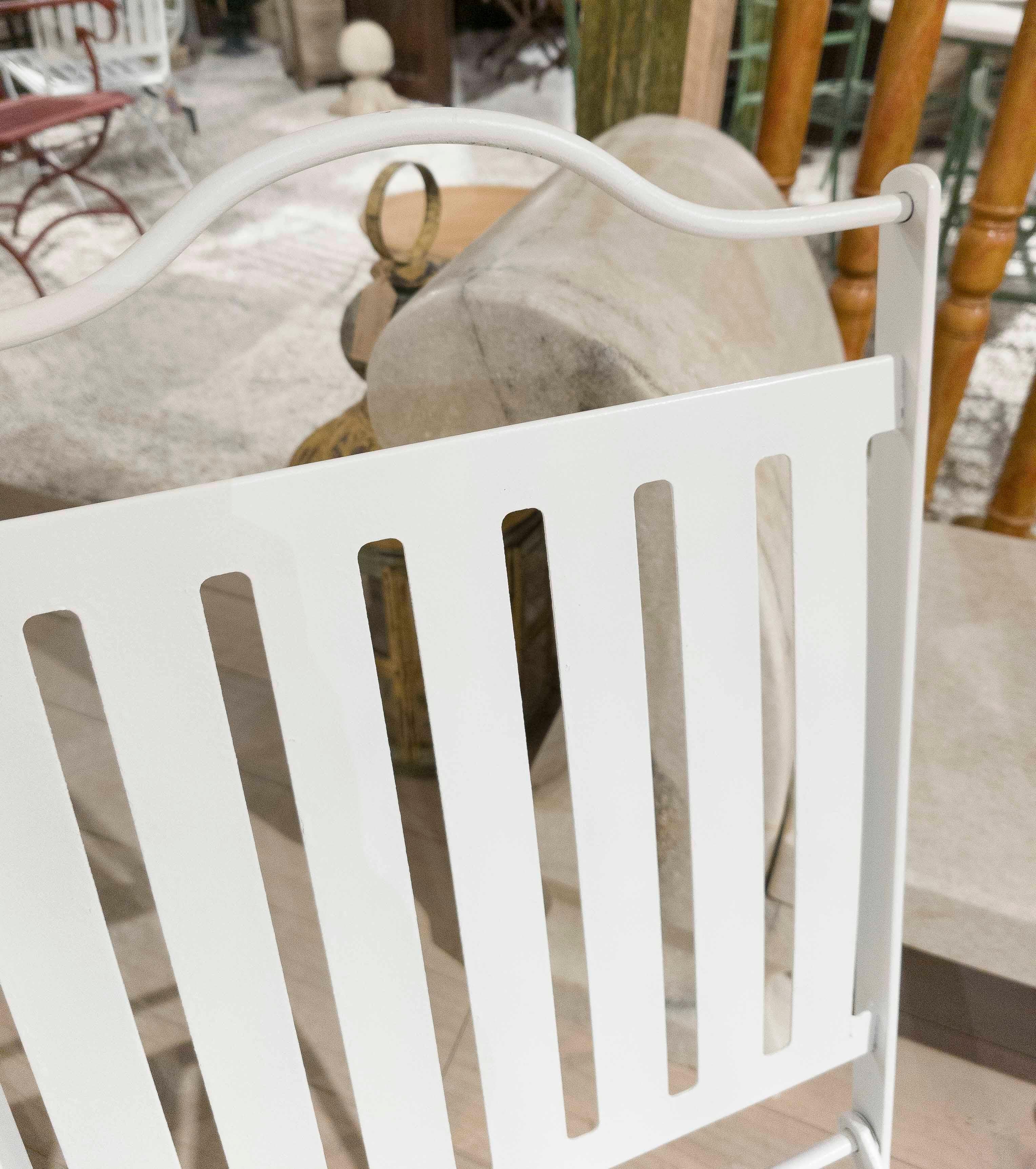 1980s Set of Four White Iron Folding Chairs in French Bistro Style in vendita 10