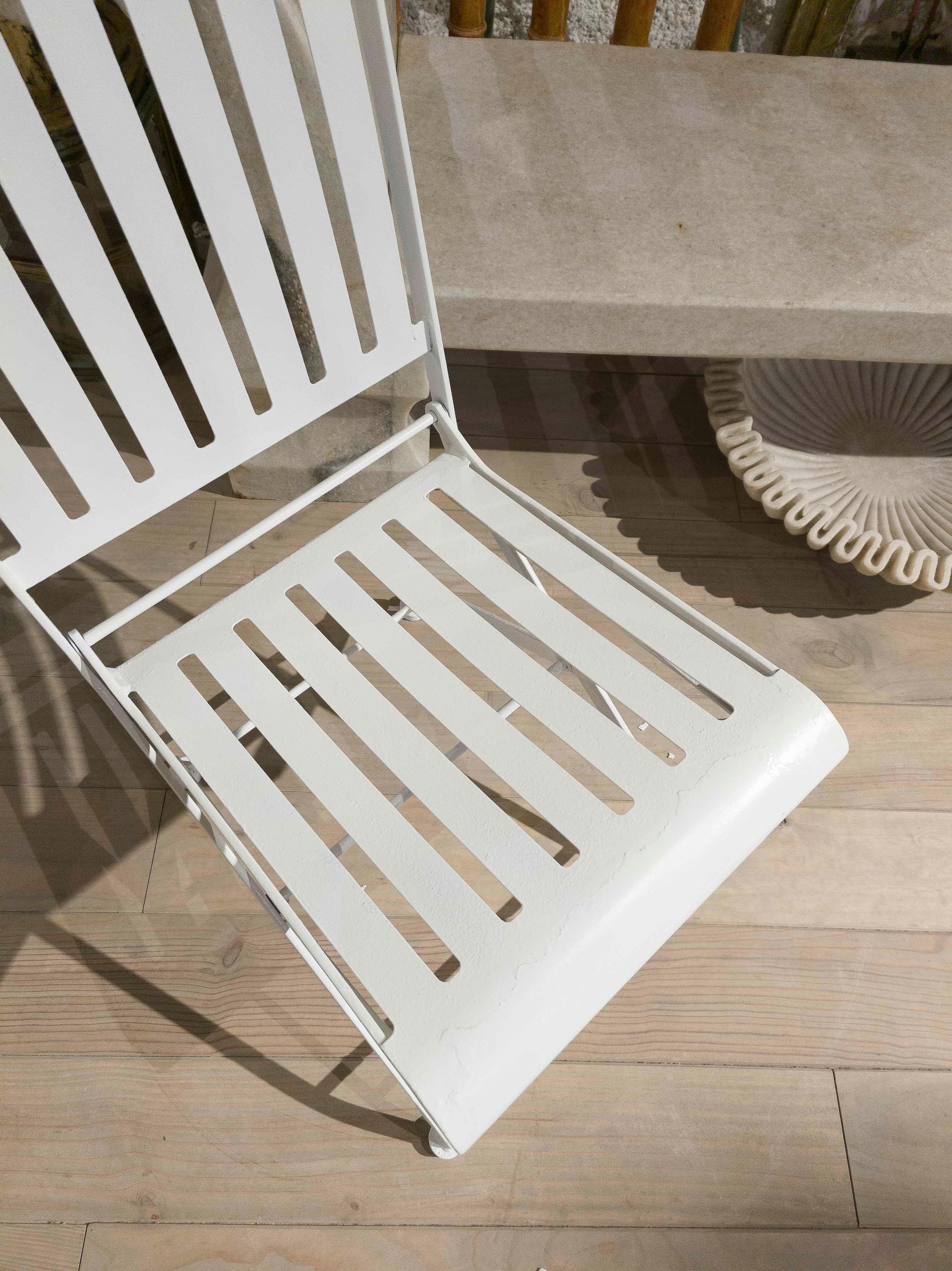 1980s Set of Four White Iron Folding Chairs in French Bistro Style in vendita 12