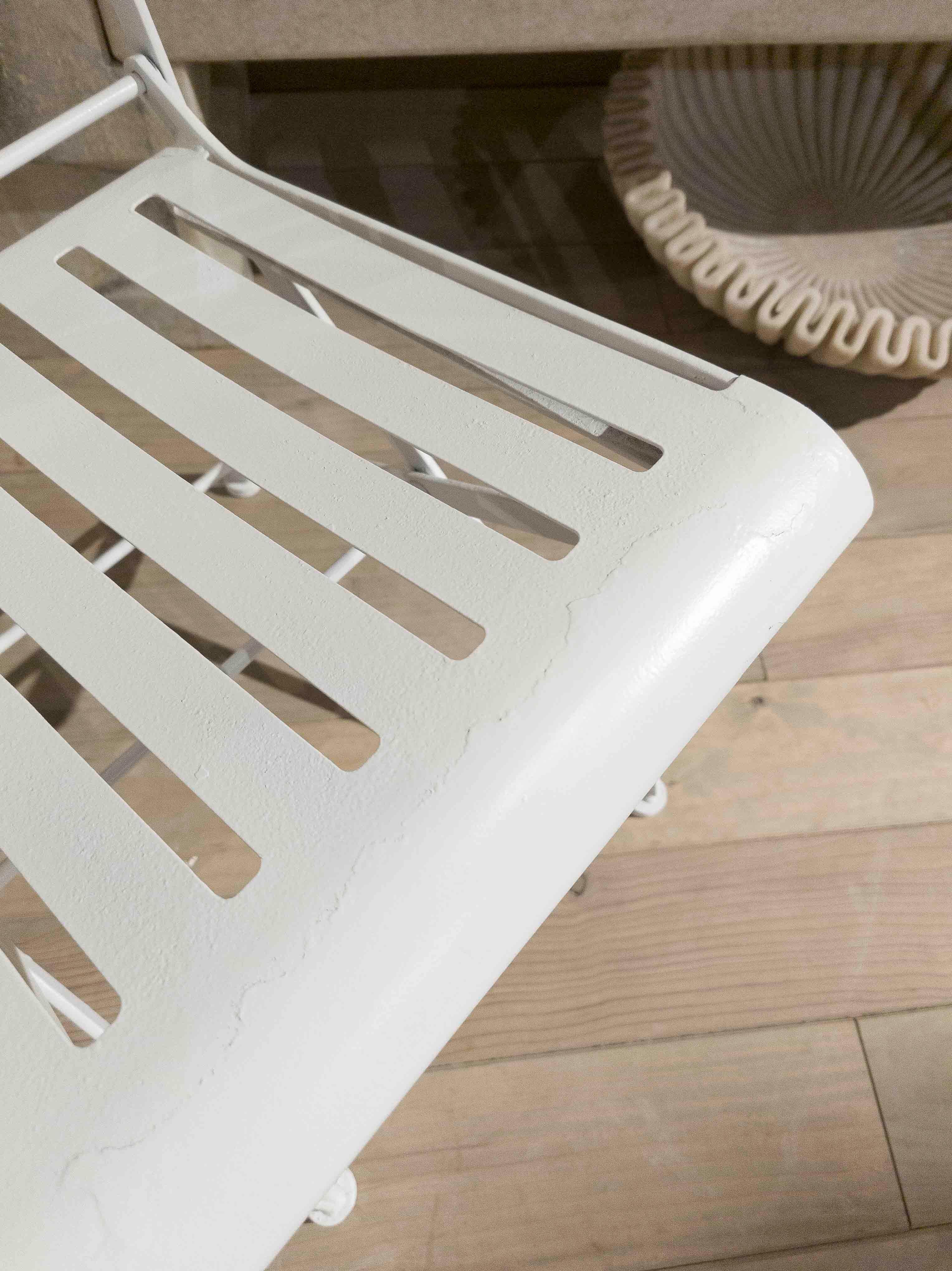 1980s Set of Four White Iron Folding Chairs in French Bistro Style in vendita 13