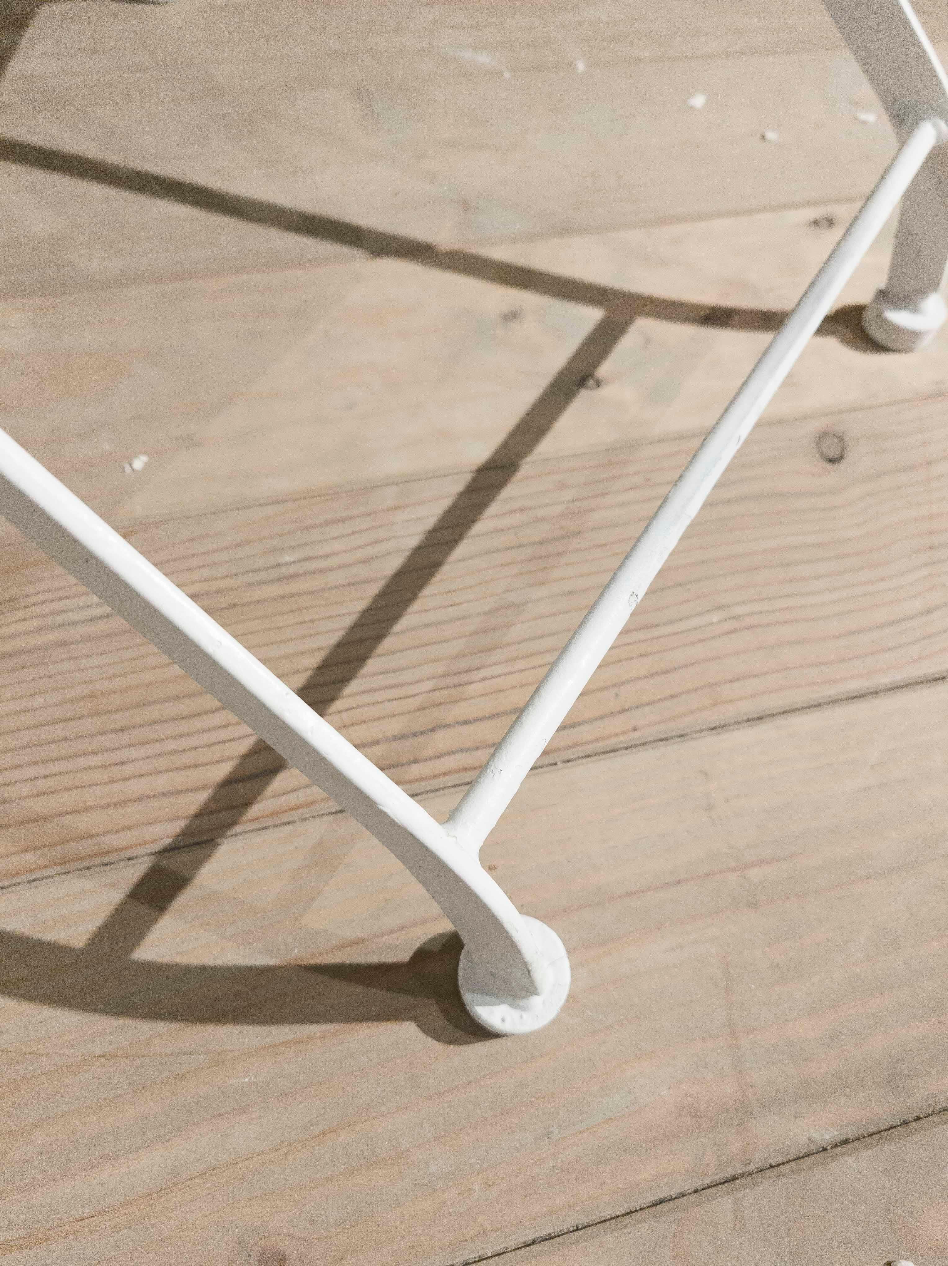 1980s Set of Four White Iron Folding Chairs in French Bistro Style in vendita 14