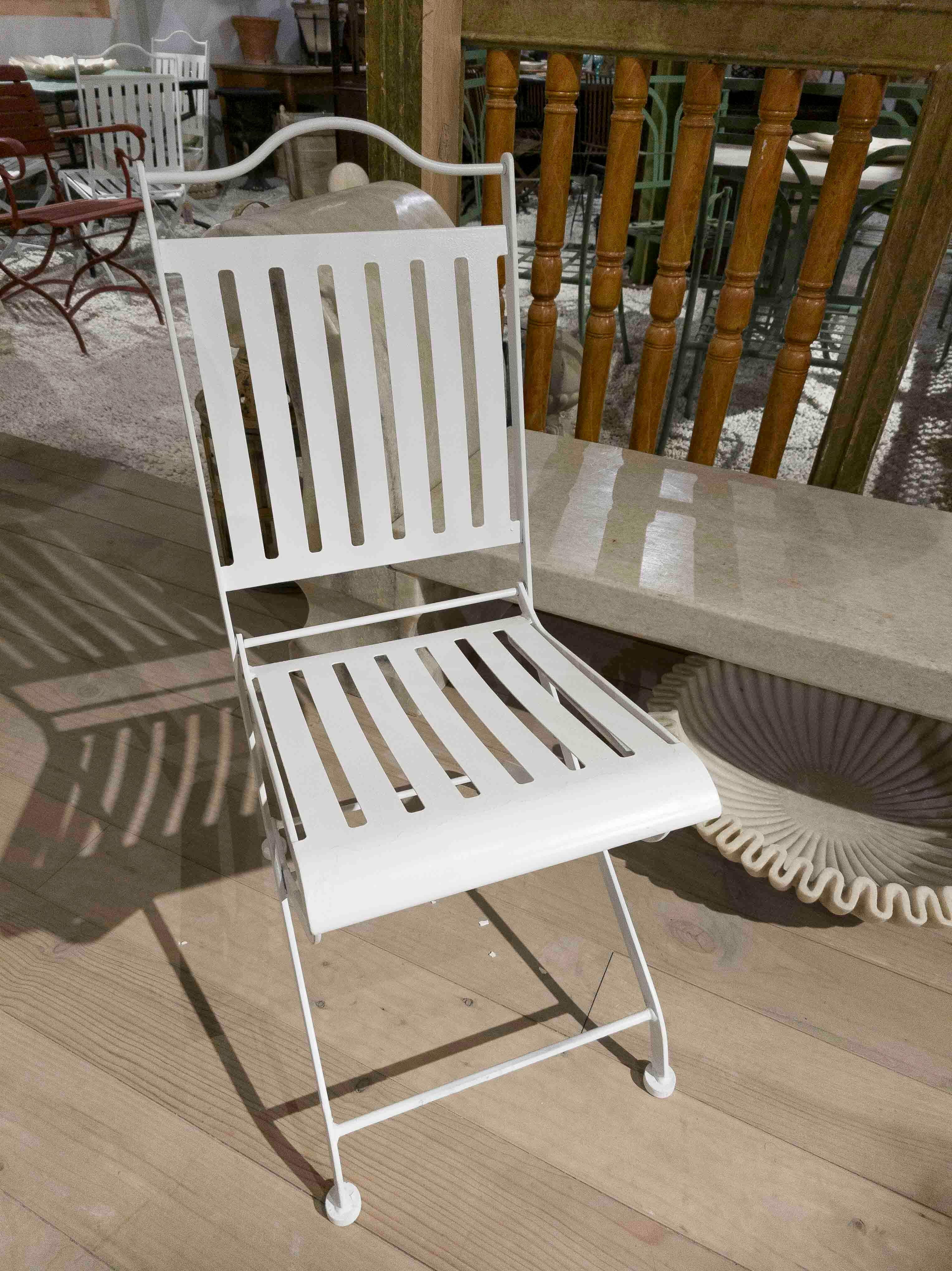 Spagnolo 1980s Set of Four White Iron Folding Chairs in French Bistro Style in vendita