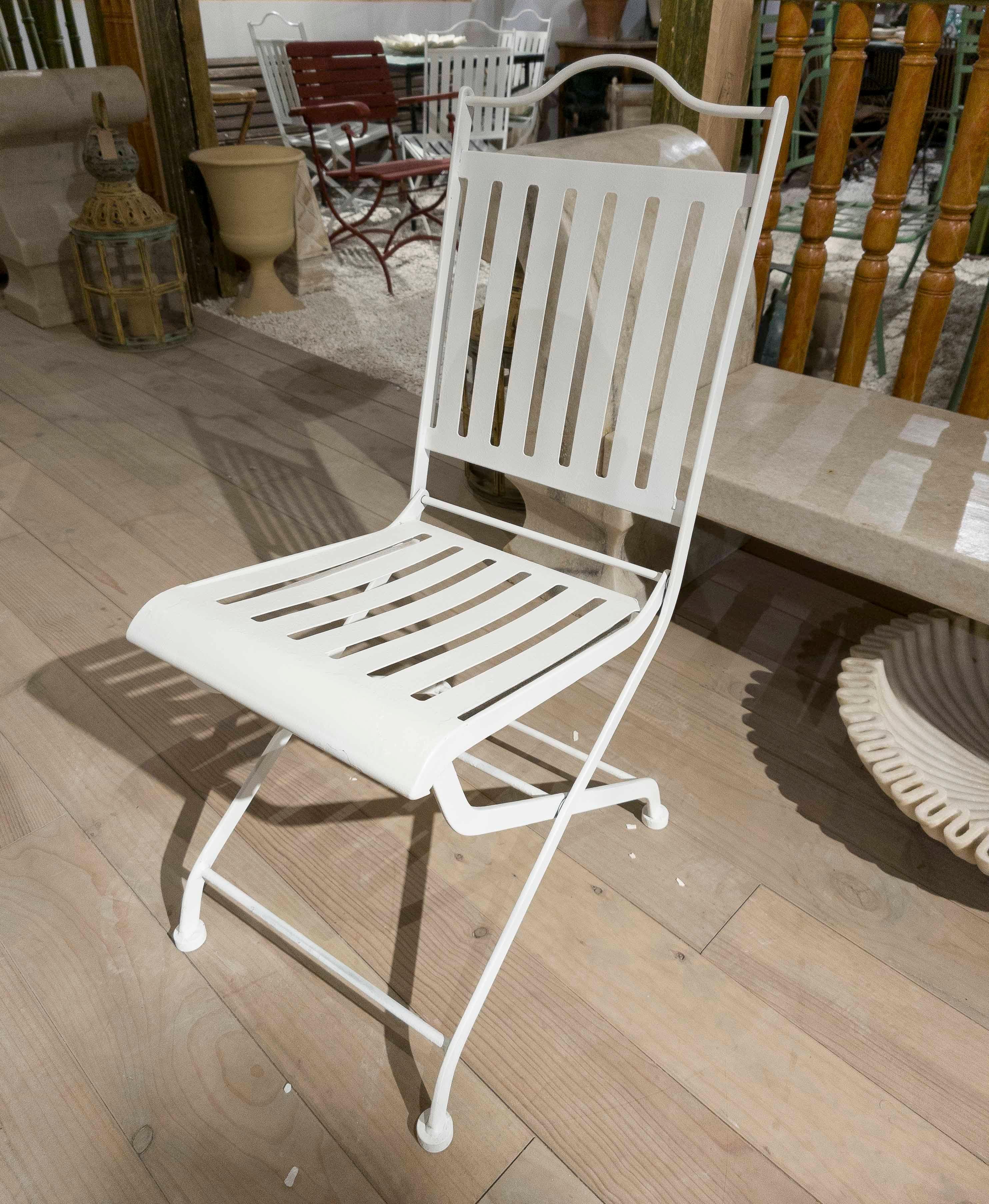 1980s Set of Four White Iron Folding Chairs in French Bistro Style In condizioni buone in vendita a Marbella, ES