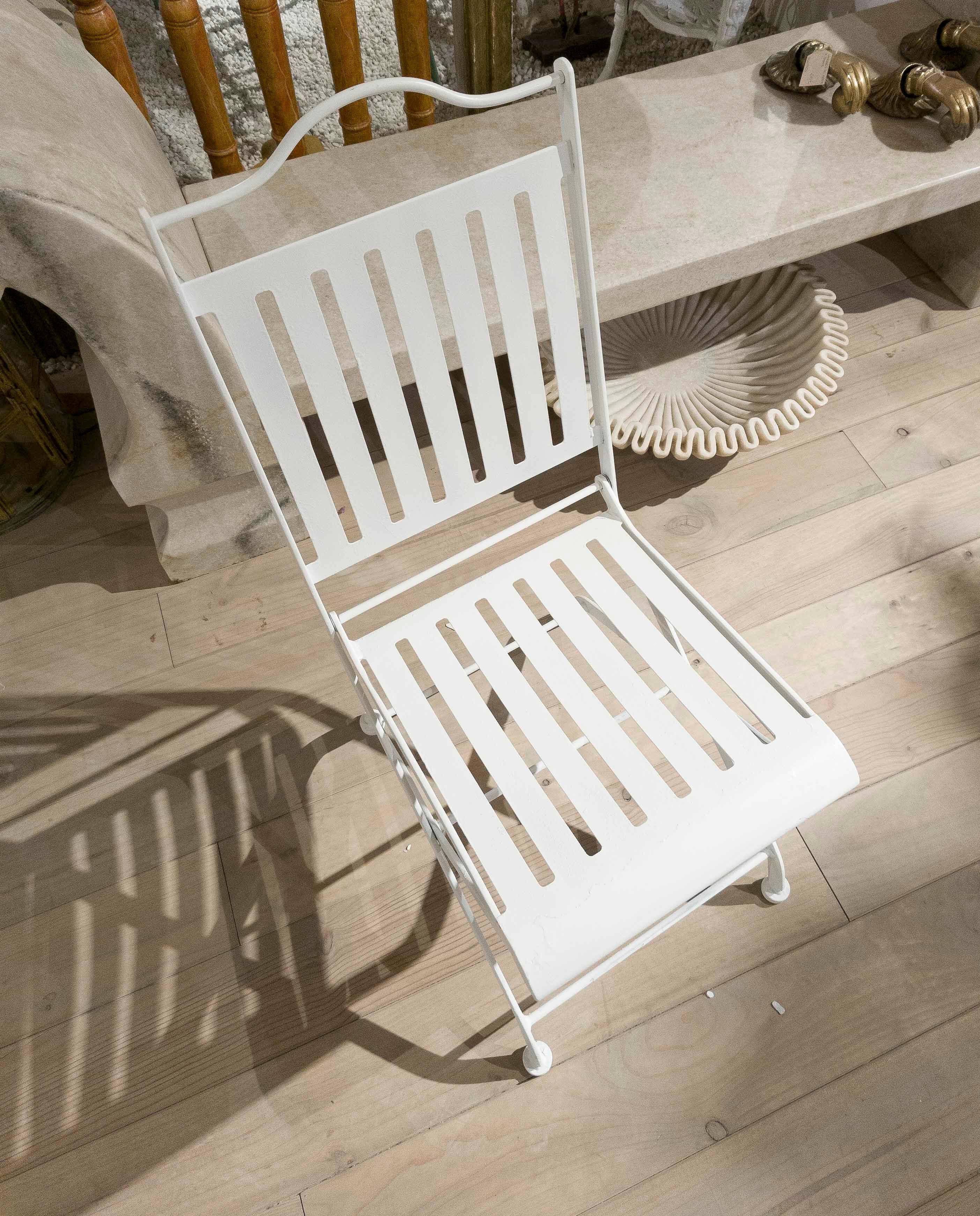 XX secolo 1980s Set of Four White Iron Folding Chairs in French Bistro Style in vendita