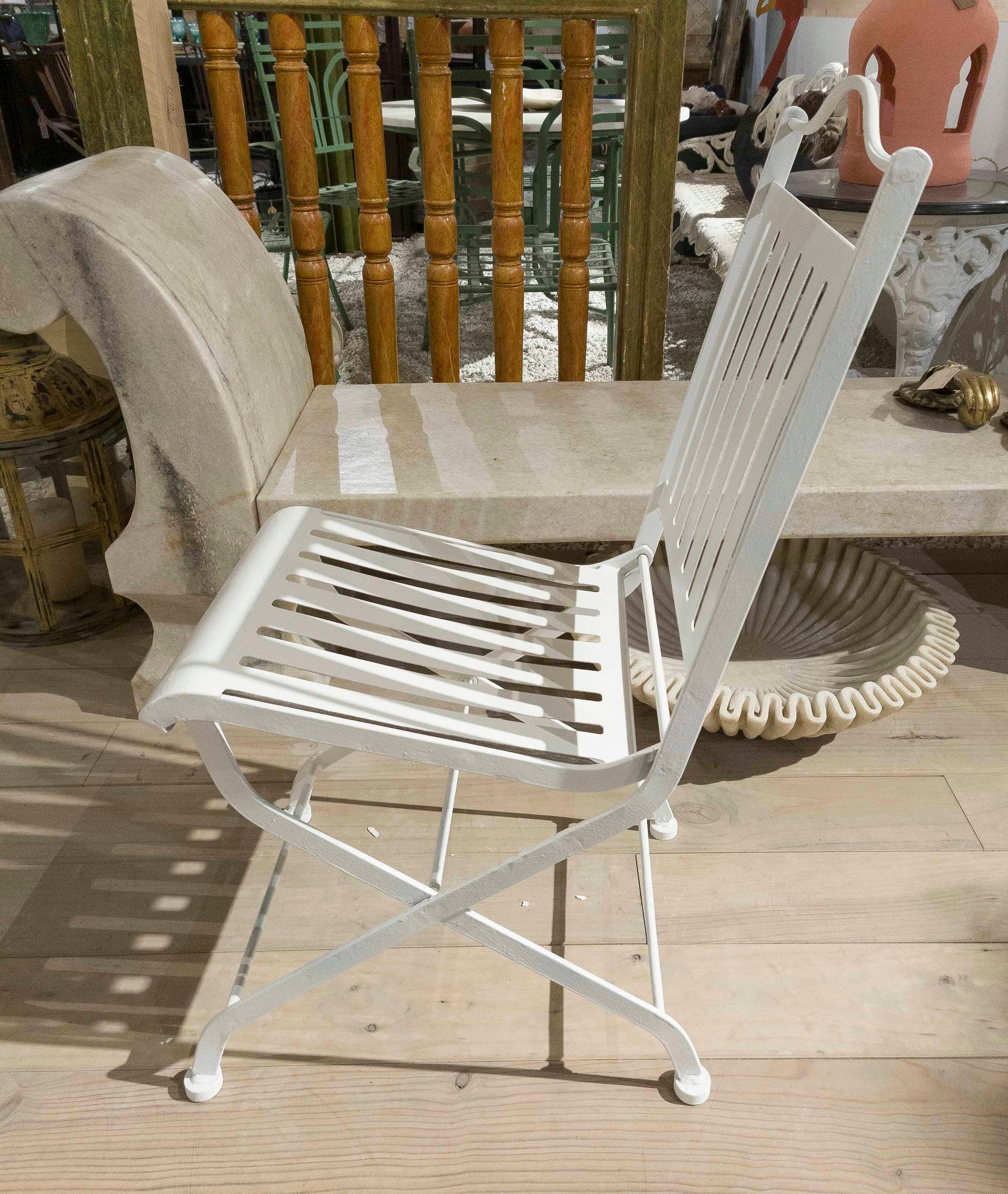 Ferro 1980s Set of Four White Iron Folding Chairs in French Bistro Style in vendita