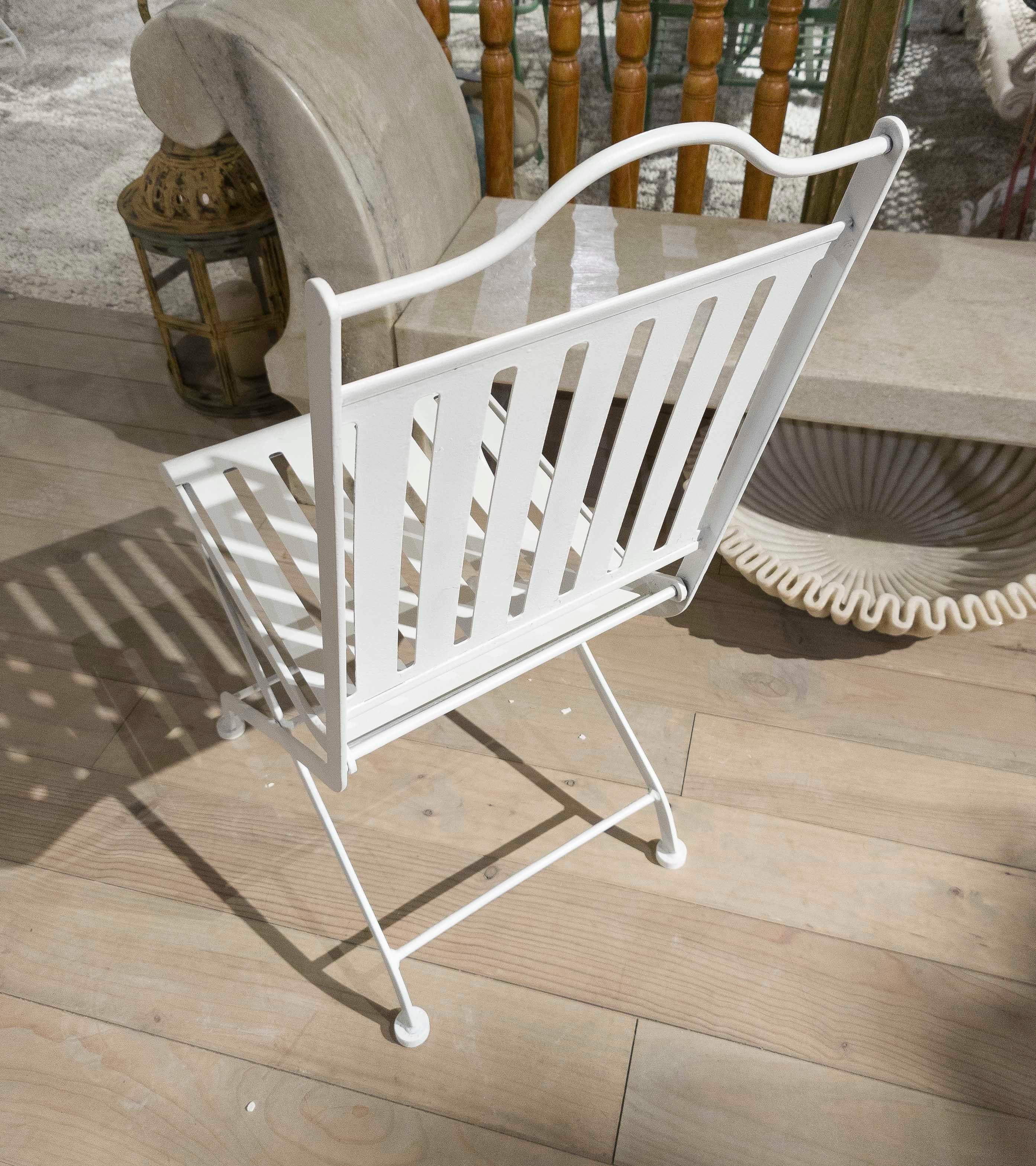 1980s Set of Four White Iron Folding Chairs in French Bistro Style in vendita 2