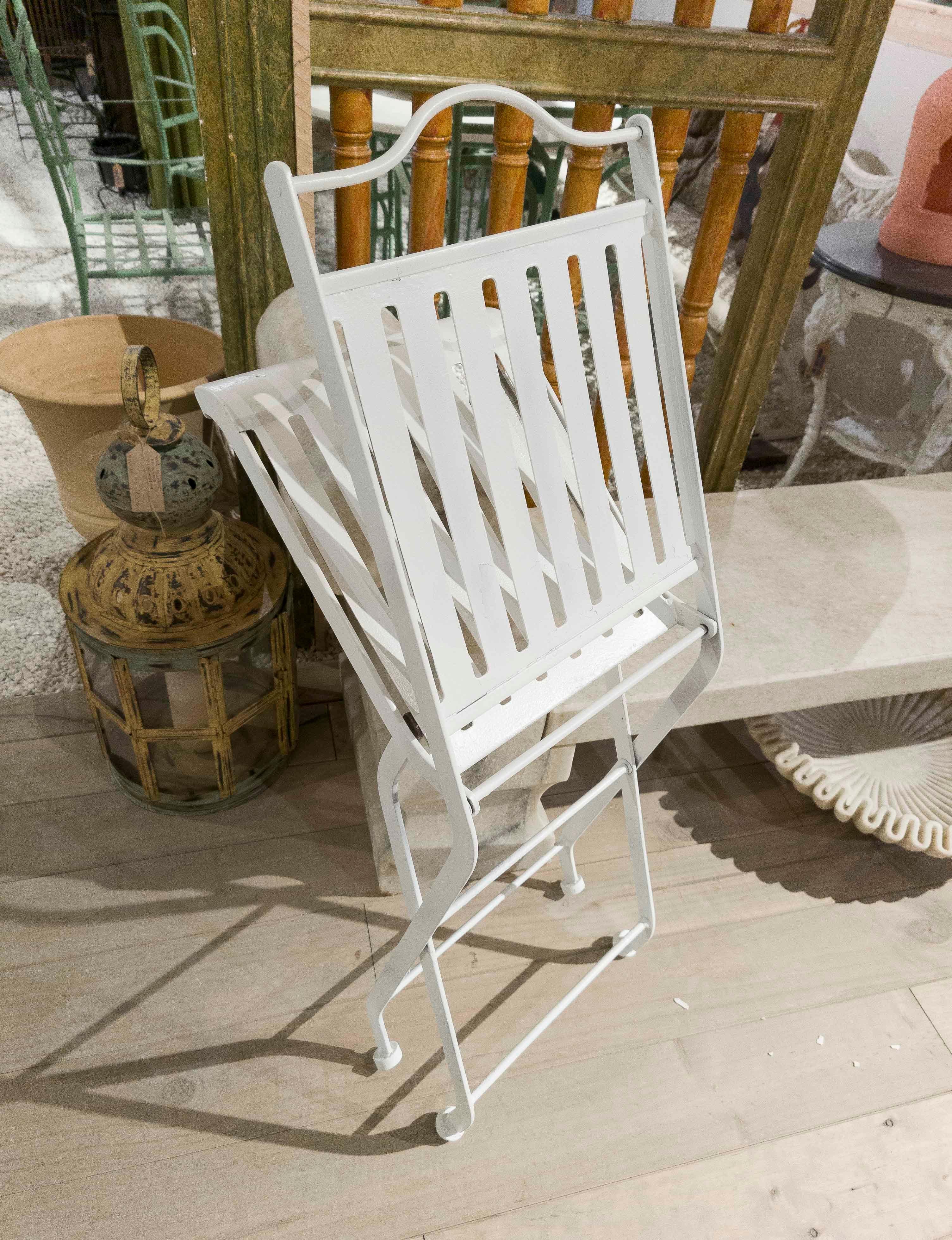 1980s Set of Four White Iron Folding Chairs in French Bistro Style in vendita 3