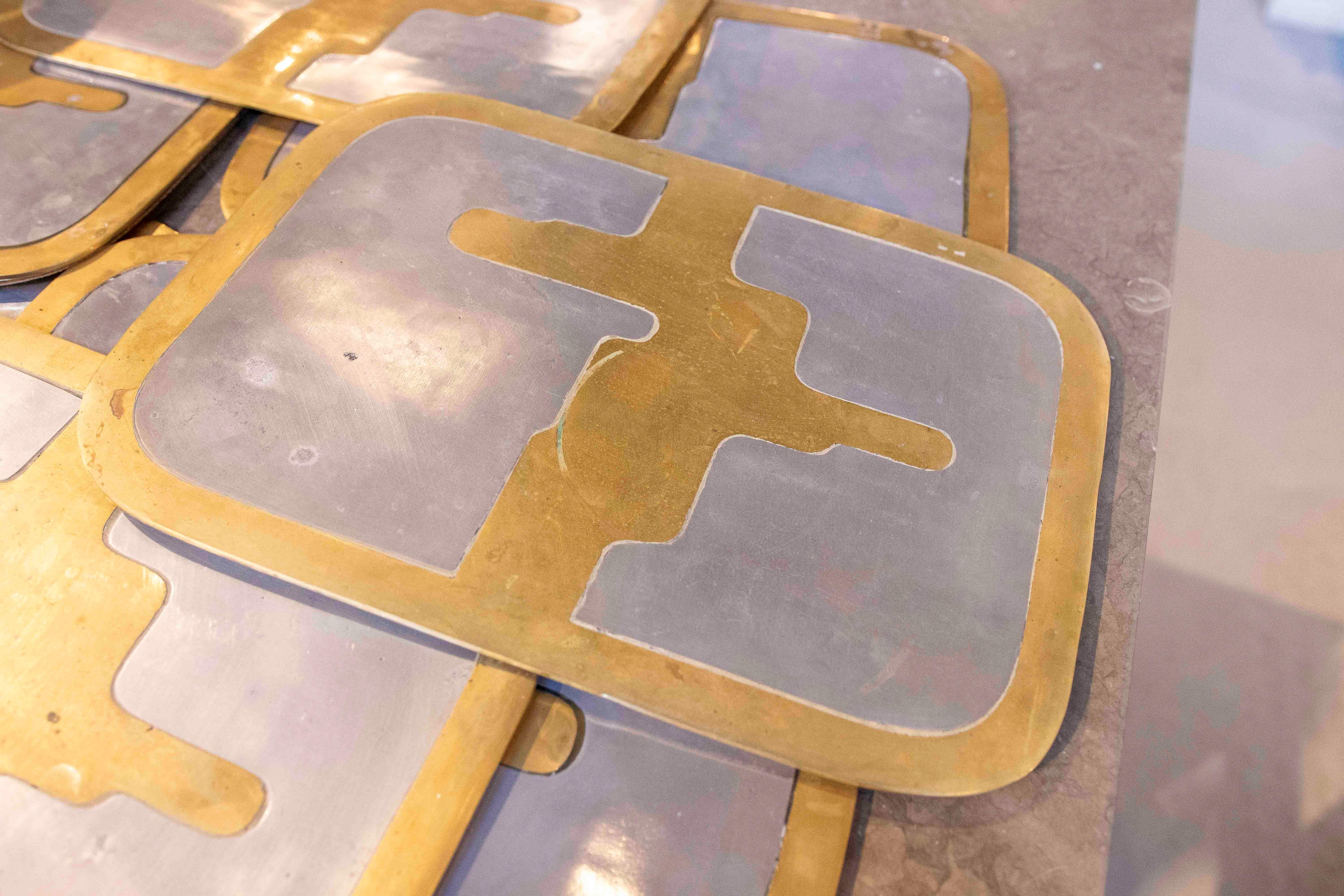 1980er Satz von sieben Untersetzern aus Messing und Aluminium von David Marshall, Spanien. (20. Jahrhundert) im Angebot