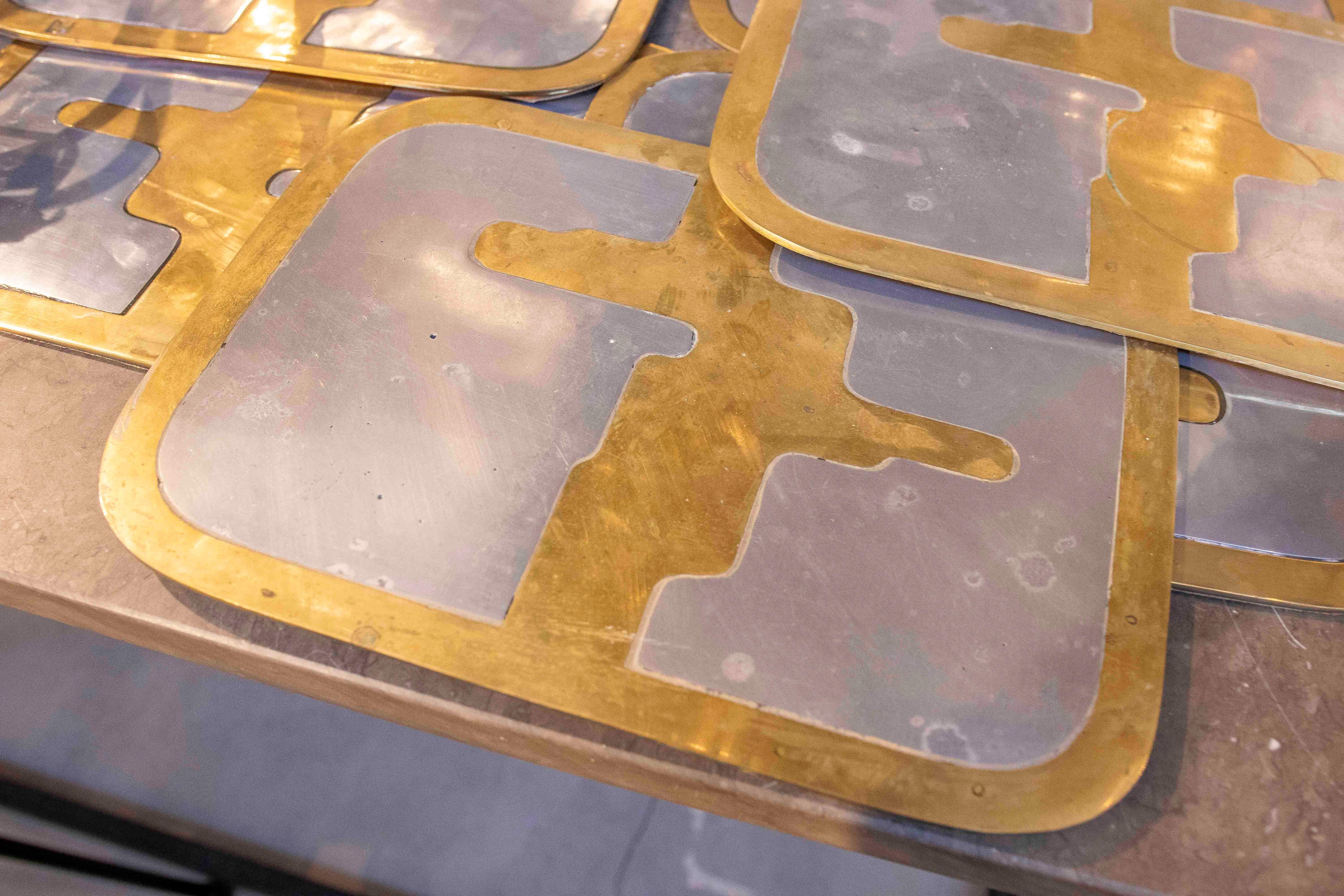 1980er Satz von sieben Untersetzern aus Messing und Aluminium von David Marshall, Spanien. (Bronze) im Angebot