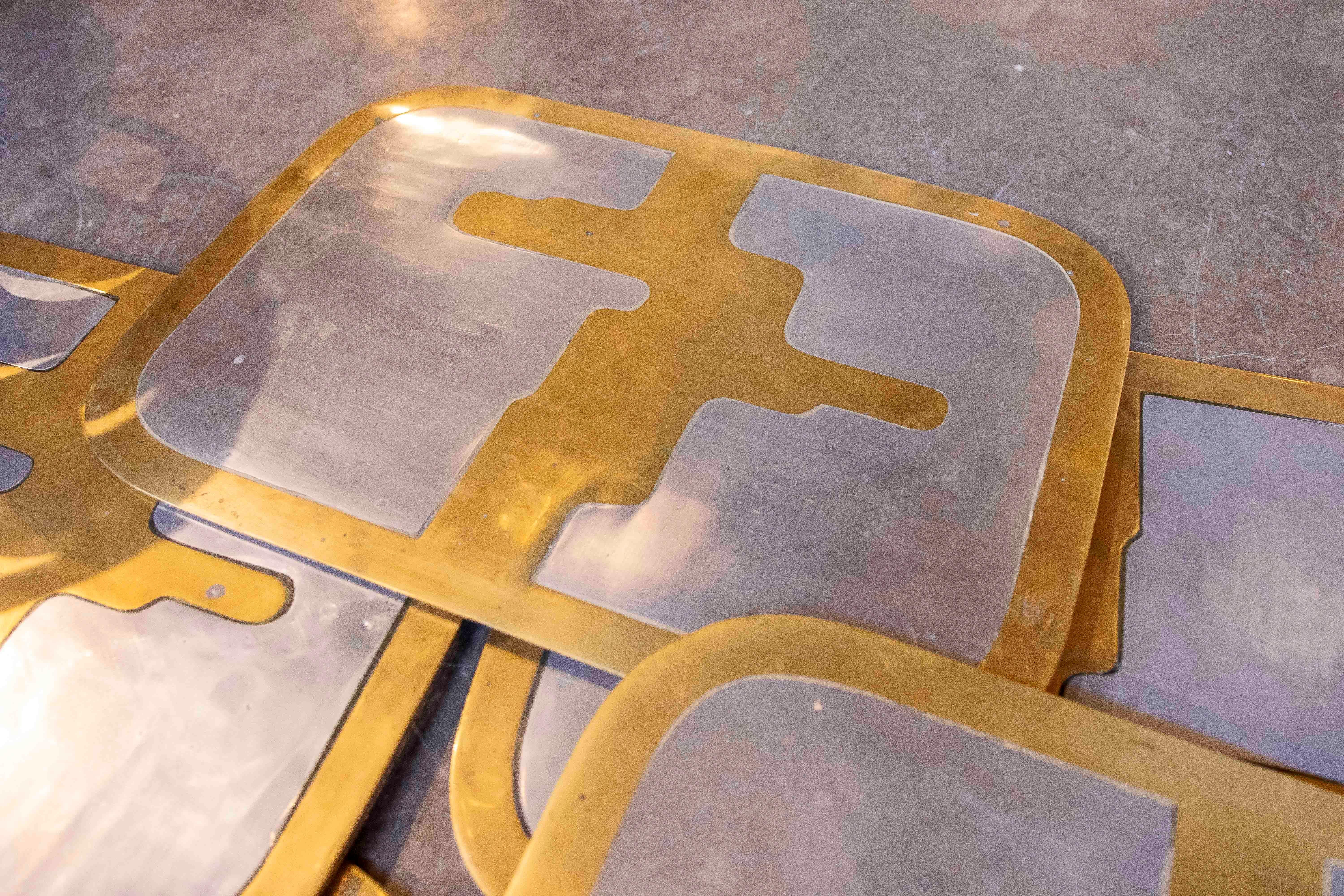 1980er Satz von sieben Untersetzern aus Messing und Aluminium von David Marshall, Spanien. im Angebot 1