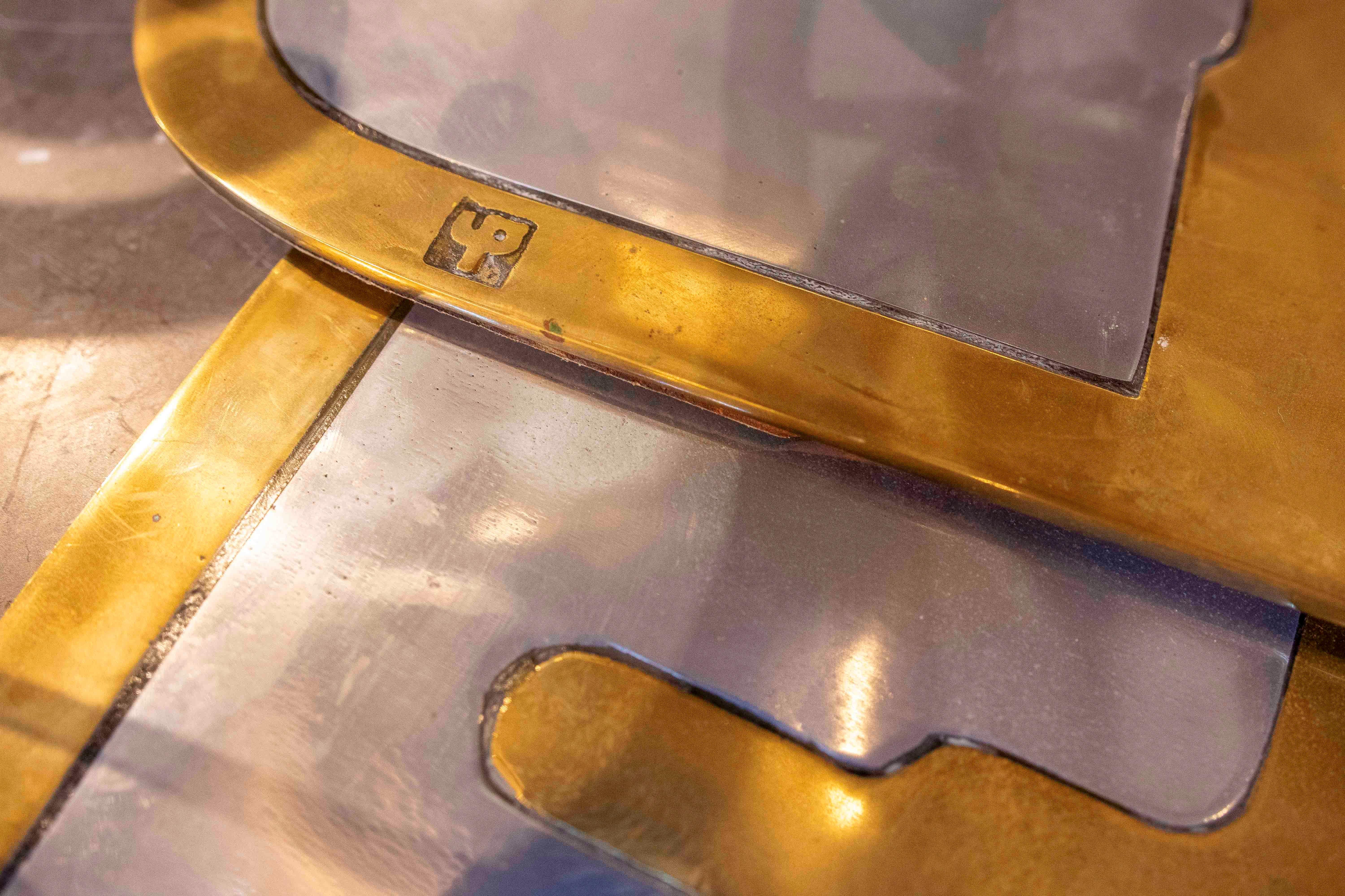 1980er Satz von sieben Untersetzern aus Messing und Aluminium von David Marshall, Spanien. im Angebot 3