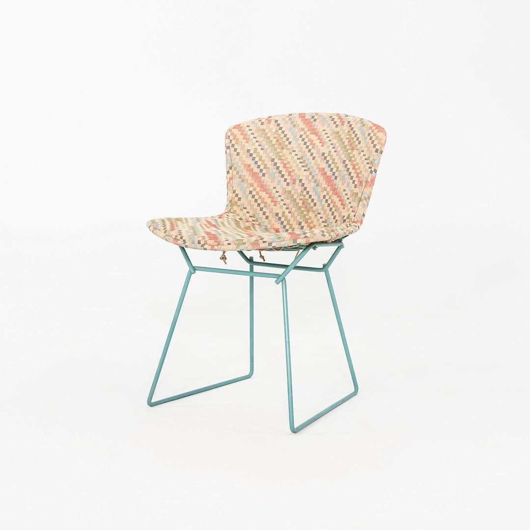 Si tratta di un set di sei sedie laterali Bertoia, originariamente disegnate nel 1952 da Harry Bertoia per Knoll International. Questi esempi particolari risalgono agli anni '1980. Il loro design consiste in una seduta e uno schienale in filo